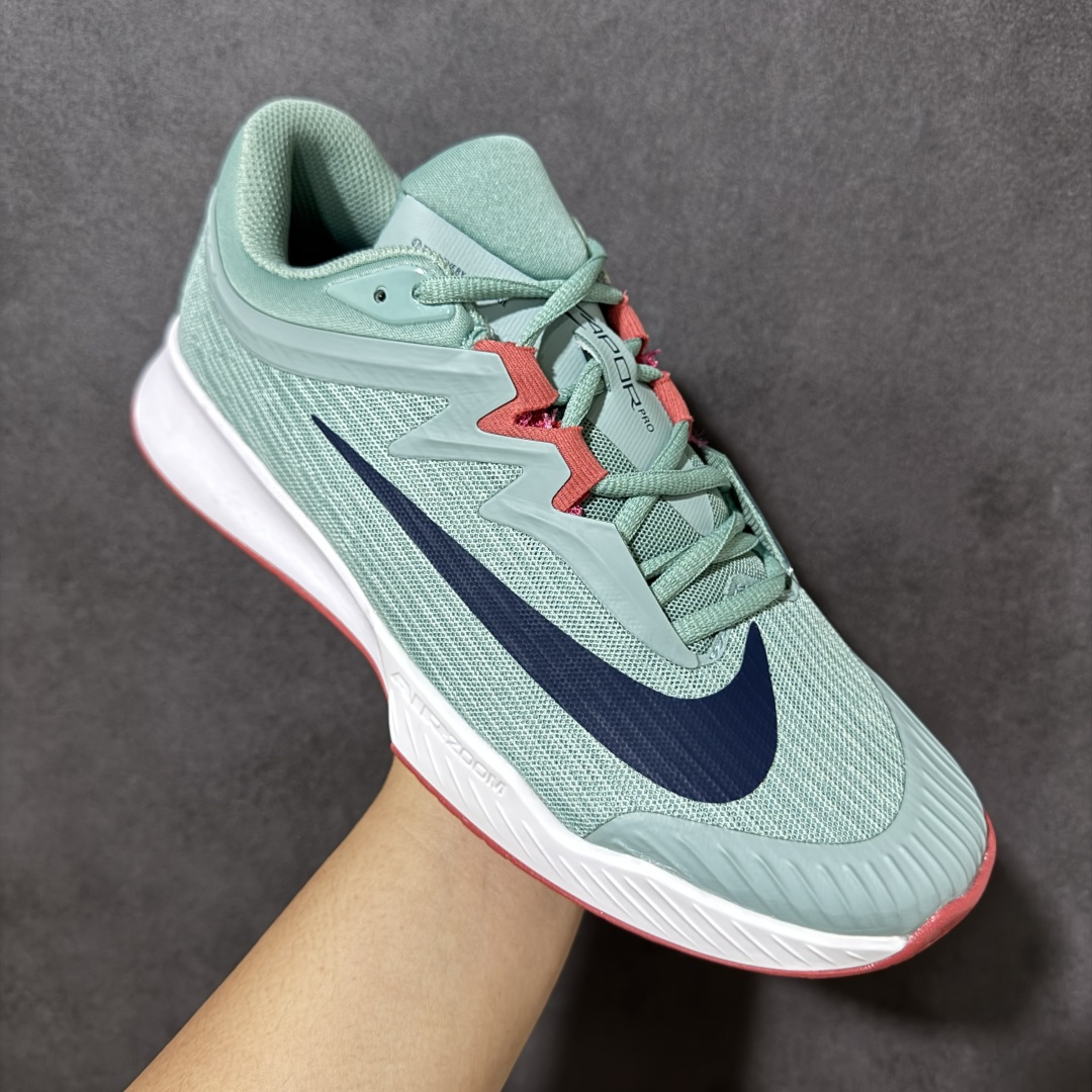 图片[3]-【公司级】Nike W Zoom Vapor Pro 3 HC 亮橙银标专业硬地网球运动鞋 通体高密锁纱耐磨工程网布，立体编织结构抗撕裂抗拉伸，细密网孔快速排汗，长时间对抗训练不闷脚；金属银反光 Swoosh 标识，亮眼荧光橙整鞋配色，视觉冲击力强。 内置 Zoom 气垫分层中底，前后掌均衡缓震回弹，侧边加宽稳定支撑块，网球急停、横向滑步有效防崴脚，减轻膝盖与足底冲击；加厚海绵鞋领 + 一体式弹力鞋舌，牢牢锁定脚踝不晃脚。 硬地专用分段人字深纹橡胶外底，加厚耐磨橡胶层，适配塑胶硬地球场，防滑抓地不易侧滑；鞋头加固防撞包边，对抗磕碰不变形，配套橙色 NIKE 原厂鞋盒，全套标签细节完整还原。 高活力荧光橙配色，适配网球训练、羽毛球、健身慢跑、日常通勤，男女同款专业赛场多功能训练运动鞋。 货号：FV5552-004 尺码：36-45-选品中心