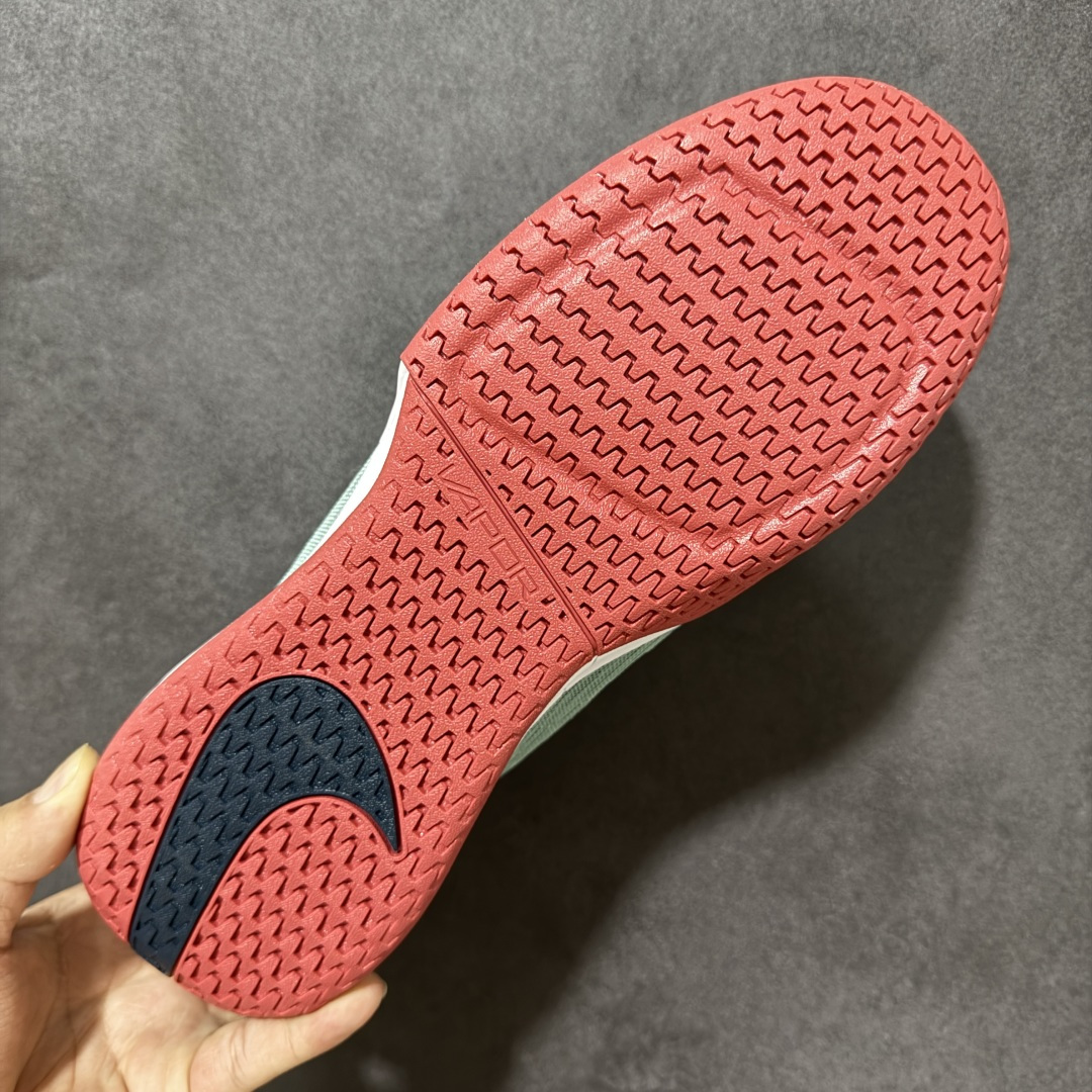 图片[9]-【公司级】Nike W Zoom Vapor Pro 3 HC 亮橙银标专业硬地网球运动鞋 通体高密锁纱耐磨工程网布，立体编织结构抗撕裂抗拉伸，细密网孔快速排汗，长时间对抗训练不闷脚；金属银反光 Swoosh 标识，亮眼荧光橙整鞋配色，视觉冲击力强。 内置 Zoom 气垫分层中底，前后掌均衡缓震回弹，侧边加宽稳定支撑块，网球急停、横向滑步有效防崴脚，减轻膝盖与足底冲击；加厚海绵鞋领 + 一体式弹力鞋舌，牢牢锁定脚踝不晃脚。 硬地专用分段人字深纹橡胶外底，加厚耐磨橡胶层，适配塑胶硬地球场，防滑抓地不易侧滑；鞋头加固防撞包边，对抗磕碰不变形，配套橙色 NIKE 原厂鞋盒，全套标签细节完整还原。 高活力荧光橙配色，适配网球训练、羽毛球、健身慢跑、日常通勤，男女同款专业赛场多功能训练运动鞋。 货号：FV5552-004 尺码：36-45-选品中心