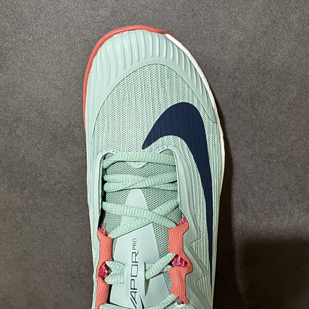 图片[5]-【公司级】Nike W Zoom Vapor Pro 3 HC 亮橙银标专业硬地网球运动鞋 通体高密锁纱耐磨工程网布，立体编织结构抗撕裂抗拉伸，细密网孔快速排汗，长时间对抗训练不闷脚；金属银反光 Swoosh 标识，亮眼荧光橙整鞋配色，视觉冲击力强。 内置 Zoom 气垫分层中底，前后掌均衡缓震回弹，侧边加宽稳定支撑块，网球急停、横向滑步有效防崴脚，减轻膝盖与足底冲击；加厚海绵鞋领 + 一体式弹力鞋舌，牢牢锁定脚踝不晃脚。 硬地专用分段人字深纹橡胶外底，加厚耐磨橡胶层，适配塑胶硬地球场，防滑抓地不易侧滑；鞋头加固防撞包边，对抗磕碰不变形，配套橙色 NIKE 原厂鞋盒，全套标签细节完整还原。 高活力荧光橙配色，适配网球训练、羽毛球、健身慢跑、日常通勤，男女同款专业赛场多功能训练运动鞋。 货号：FV5552-004 尺码：36-45-选品中心