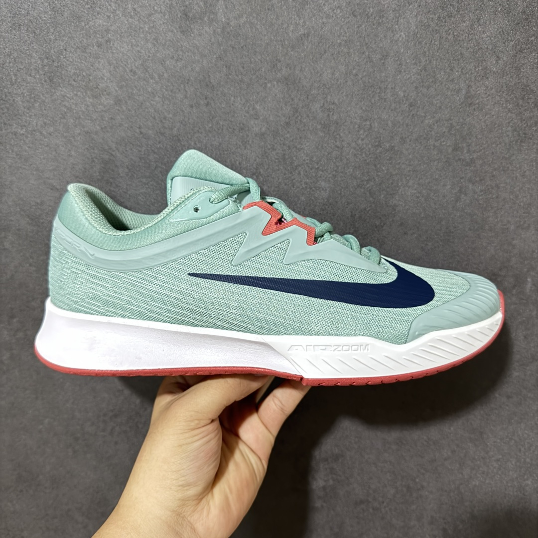 【公司级】Nike W Zoom Vapor Pro 3 HC 亮橙银标专业硬地网球运动鞋 通体高密锁纱耐磨工程网布，立体编织结构抗撕裂抗拉伸，细密网孔快速排汗，长时间对抗训练不闷脚；金属银反光 Swoosh 标识，亮眼荧光橙整鞋配色，视觉冲击力强。 内置 Zoom 气垫分层中底，前后掌均衡缓震回弹，侧边加宽稳定支撑块，网球急停、横向滑步有效防崴脚，减轻膝盖与足底冲击；加厚海绵鞋领 + 一体式弹力鞋舌，牢牢锁定脚踝不晃脚。 硬地专用分段人字深纹橡胶外底，加厚耐磨橡胶层，适配塑胶硬地球场，防滑抓地不易侧滑；鞋头加固防撞包边，对抗磕碰不变形，配套橙色 NIKE 原厂鞋盒，全套标签细节完整还原。 高活力荧光橙配色，适配网球训练、羽毛球、健身慢跑、日常通勤，男女同款专业赛场多功能训练运动鞋。 货号：FV5552-004 尺码：36-45-选品中心