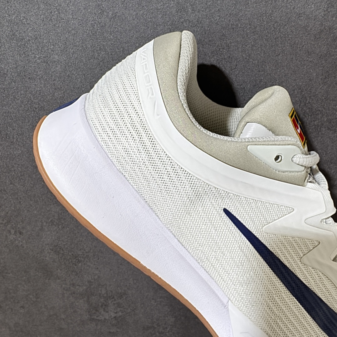 图片[7]-【公司级】Nike W Zoom Vapor Pro 3 HC 亮橙银标专业硬地网球运动鞋 通体高密锁纱耐磨工程网布，立体编织结构抗撕裂抗拉伸，细密网孔快速排汗，长时间对抗训练不闷脚；金属银反光 Swoosh 标识，亮眼荧光橙整鞋配色，视觉冲击力强。 内置 Zoom 气垫分层中底，前后掌均衡缓震回弹，侧边加宽稳定支撑块，网球急停、横向滑步有效防崴脚，减轻膝盖与足底冲击；加厚海绵鞋领 + 一体式弹力鞋舌，牢牢锁定脚踝不晃脚。 硬地专用分段人字深纹橡胶外底，加厚耐磨橡胶层，适配塑胶硬地球场，防滑抓地不易侧滑；鞋头加固防撞包边，对抗磕碰不变形，配套橙色 NIKE 原厂鞋盒，全套标签细节完整还原。 高活力荧光橙配色，适配网球训练、羽毛球、健身慢跑、日常通勤，男女同款专业赛场多功能训练运动鞋。 货号：FZ2161-100 尺码：36-45-选品中心