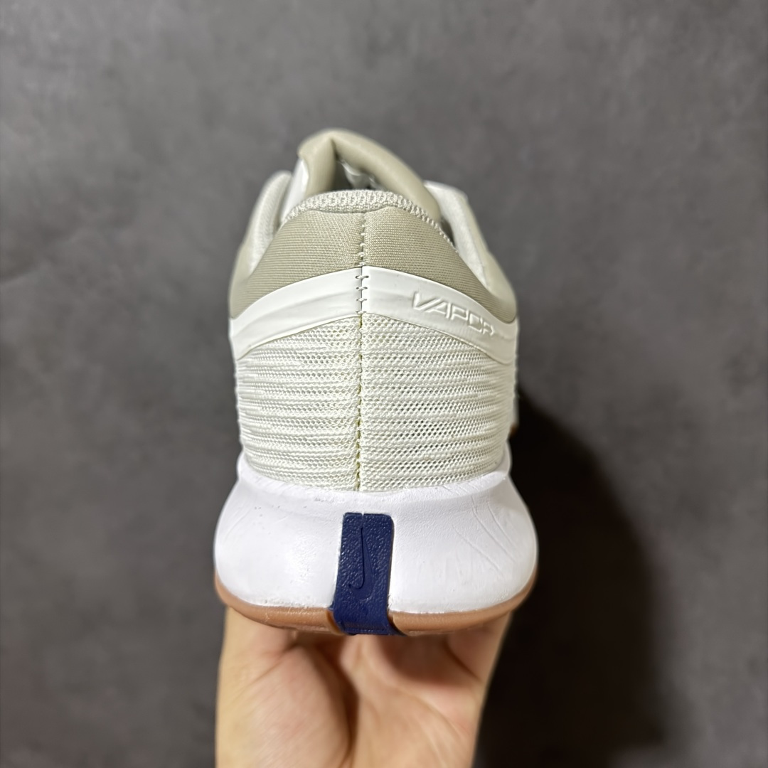 图片[4]-【公司级】Nike W Zoom Vapor Pro 3 HC 亮橙银标专业硬地网球运动鞋 通体高密锁纱耐磨工程网布，立体编织结构抗撕裂抗拉伸，细密网孔快速排汗，长时间对抗训练不闷脚；金属银反光 Swoosh 标识，亮眼荧光橙整鞋配色，视觉冲击力强。 内置 Zoom 气垫分层中底，前后掌均衡缓震回弹，侧边加宽稳定支撑块，网球急停、横向滑步有效防崴脚，减轻膝盖与足底冲击；加厚海绵鞋领 + 一体式弹力鞋舌，牢牢锁定脚踝不晃脚。 硬地专用分段人字深纹橡胶外底，加厚耐磨橡胶层，适配塑胶硬地球场，防滑抓地不易侧滑；鞋头加固防撞包边，对抗磕碰不变形，配套橙色 NIKE 原厂鞋盒，全套标签细节完整还原。 高活力荧光橙配色，适配网球训练、羽毛球、健身慢跑、日常通勤，男女同款专业赛场多功能训练运动鞋。 货号：FZ2161-100 尺码：36-45-选品中心