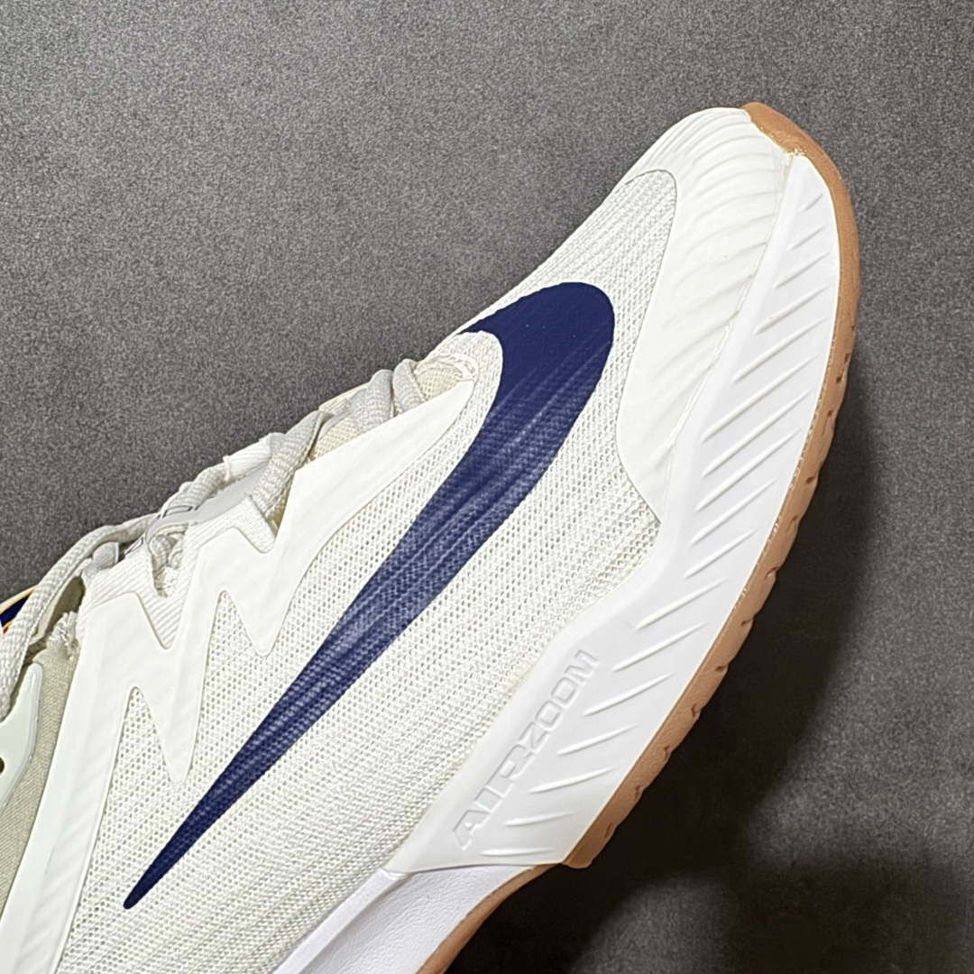图片[8]-【公司级】Nike W Zoom Vapor Pro 3 HC 亮橙银标专业硬地网球运动鞋 通体高密锁纱耐磨工程网布，立体编织结构抗撕裂抗拉伸，细密网孔快速排汗，长时间对抗训练不闷脚；金属银反光 Swoosh 标识，亮眼荧光橙整鞋配色，视觉冲击力强。 内置 Zoom 气垫分层中底，前后掌均衡缓震回弹，侧边加宽稳定支撑块，网球急停、横向滑步有效防崴脚，减轻膝盖与足底冲击；加厚海绵鞋领 + 一体式弹力鞋舌，牢牢锁定脚踝不晃脚。 硬地专用分段人字深纹橡胶外底，加厚耐磨橡胶层，适配塑胶硬地球场，防滑抓地不易侧滑；鞋头加固防撞包边，对抗磕碰不变形，配套橙色 NIKE 原厂鞋盒，全套标签细节完整还原。 高活力荧光橙配色，适配网球训练、羽毛球、健身慢跑、日常通勤，男女同款专业赛场多功能训练运动鞋。 货号：FZ2161-100 尺码：36-45-选品中心