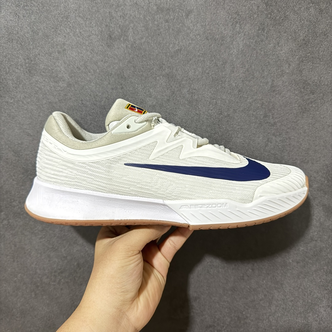 【公司级】Nike W Zoom Vapor Pro 3 HC 亮橙银标专业硬地网球运动鞋 通体高密锁纱耐磨工程网布，立体编织结构抗撕裂抗拉伸，细密网孔快速排汗，长时间对抗训练不闷脚；金属银反光 Swoosh 标识，亮眼荧光橙整鞋配色，视觉冲击力强。 内置 Zoom 气垫分层中底，前后掌均衡缓震回弹，侧边加宽稳定支撑块，网球急停、横向滑步有效防崴脚，减轻膝盖与足底冲击；加厚海绵鞋领 + 一体式弹力鞋舌，牢牢锁定脚踝不晃脚。 硬地专用分段人字深纹橡胶外底，加厚耐磨橡胶层，适配塑胶硬地球场，防滑抓地不易侧滑；鞋头加固防撞包边，对抗磕碰不变形，配套橙色 NIKE 原厂鞋盒，全套标签细节完整还原。 高活力荧光橙配色，适配网球训练、羽毛球、健身慢跑、日常通勤，男女同款专业赛场多功能训练运动鞋。 货号：FZ2161-100 尺码：36-45-选品中心