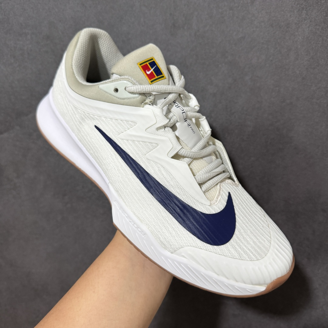 图片[3]-【公司级】Nike W Zoom Vapor Pro 3 HC 亮橙银标专业硬地网球运动鞋 通体高密锁纱耐磨工程网布，立体编织结构抗撕裂抗拉伸，细密网孔快速排汗，长时间对抗训练不闷脚；金属银反光 Swoosh 标识，亮眼荧光橙整鞋配色，视觉冲击力强。 内置 Zoom 气垫分层中底，前后掌均衡缓震回弹，侧边加宽稳定支撑块，网球急停、横向滑步有效防崴脚，减轻膝盖与足底冲击；加厚海绵鞋领 + 一体式弹力鞋舌，牢牢锁定脚踝不晃脚。 硬地专用分段人字深纹橡胶外底，加厚耐磨橡胶层，适配塑胶硬地球场，防滑抓地不易侧滑；鞋头加固防撞包边，对抗磕碰不变形，配套橙色 NIKE 原厂鞋盒，全套标签细节完整还原。 高活力荧光橙配色，适配网球训练、羽毛球、健身慢跑、日常通勤，男女同款专业赛场多功能训练运动鞋。 货号：FZ2161-100 尺码：36-45-选品中心