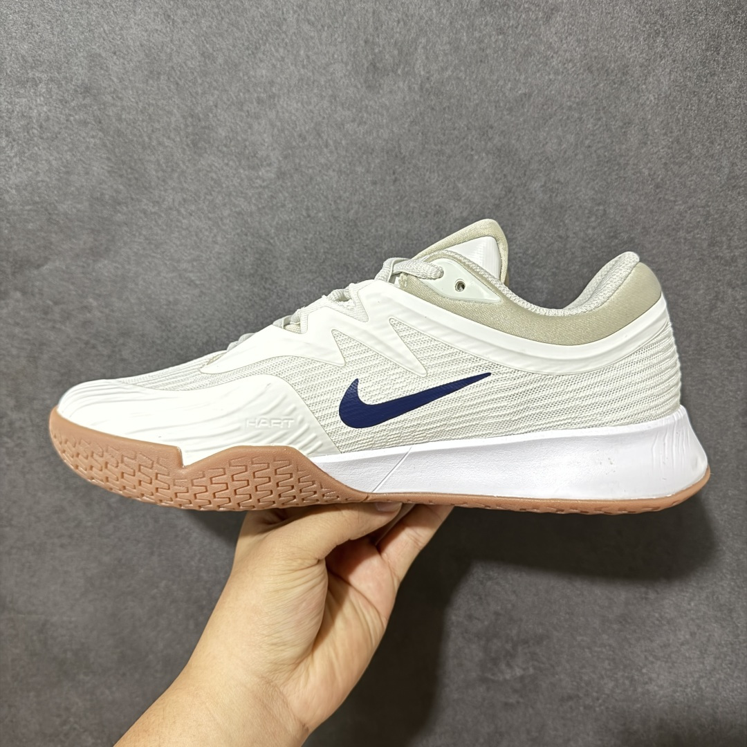 图片[2]-【公司级】Nike W Zoom Vapor Pro 3 HC 亮橙银标专业硬地网球运动鞋 通体高密锁纱耐磨工程网布，立体编织结构抗撕裂抗拉伸，细密网孔快速排汗，长时间对抗训练不闷脚；金属银反光 Swoosh 标识，亮眼荧光橙整鞋配色，视觉冲击力强。 内置 Zoom 气垫分层中底，前后掌均衡缓震回弹，侧边加宽稳定支撑块，网球急停、横向滑步有效防崴脚，减轻膝盖与足底冲击；加厚海绵鞋领 + 一体式弹力鞋舌，牢牢锁定脚踝不晃脚。 硬地专用分段人字深纹橡胶外底，加厚耐磨橡胶层，适配塑胶硬地球场，防滑抓地不易侧滑；鞋头加固防撞包边，对抗磕碰不变形，配套橙色 NIKE 原厂鞋盒，全套标签细节完整还原。 高活力荧光橙配色，适配网球训练、羽毛球、健身慢跑、日常通勤，男女同款专业赛场多功能训练运动鞋。 货号：FZ2161-100 尺码：36-45-选品中心