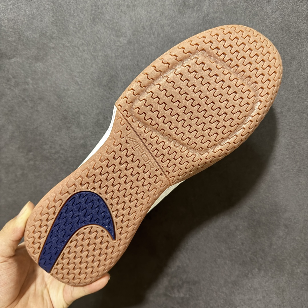 图片[9]-【公司级】Nike W Zoom Vapor Pro 3 HC 亮橙银标专业硬地网球运动鞋 通体高密锁纱耐磨工程网布，立体编织结构抗撕裂抗拉伸，细密网孔快速排汗，长时间对抗训练不闷脚；金属银反光 Swoosh 标识，亮眼荧光橙整鞋配色，视觉冲击力强。 内置 Zoom 气垫分层中底，前后掌均衡缓震回弹，侧边加宽稳定支撑块，网球急停、横向滑步有效防崴脚，减轻膝盖与足底冲击；加厚海绵鞋领 + 一体式弹力鞋舌，牢牢锁定脚踝不晃脚。 硬地专用分段人字深纹橡胶外底，加厚耐磨橡胶层，适配塑胶硬地球场，防滑抓地不易侧滑；鞋头加固防撞包边，对抗磕碰不变形，配套橙色 NIKE 原厂鞋盒，全套标签细节完整还原。 高活力荧光橙配色，适配网球训练、羽毛球、健身慢跑、日常通勤，男女同款专业赛场多功能训练运动鞋。 货号：FZ2161-100 尺码：36-45-选品中心