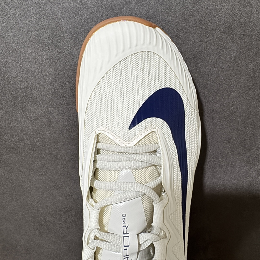 图片[5]-【公司级】Nike W Zoom Vapor Pro 3 HC 亮橙银标专业硬地网球运动鞋 通体高密锁纱耐磨工程网布，立体编织结构抗撕裂抗拉伸，细密网孔快速排汗，长时间对抗训练不闷脚；金属银反光 Swoosh 标识，亮眼荧光橙整鞋配色，视觉冲击力强。 内置 Zoom 气垫分层中底，前后掌均衡缓震回弹，侧边加宽稳定支撑块，网球急停、横向滑步有效防崴脚，减轻膝盖与足底冲击；加厚海绵鞋领 + 一体式弹力鞋舌，牢牢锁定脚踝不晃脚。 硬地专用分段人字深纹橡胶外底，加厚耐磨橡胶层，适配塑胶硬地球场，防滑抓地不易侧滑；鞋头加固防撞包边，对抗磕碰不变形，配套橙色 NIKE 原厂鞋盒，全套标签细节完整还原。 高活力荧光橙配色，适配网球训练、羽毛球、健身慢跑、日常通勤，男女同款专业赛场多功能训练运动鞋。 货号：FZ2161-100 尺码：36-45-选品中心