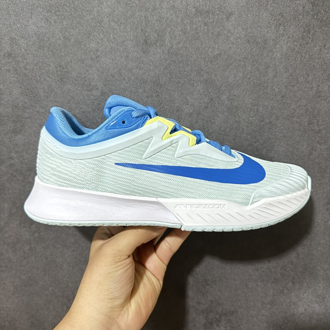 【公司级】Nike W Zoom Vapor Pro 3 HC 亮橙银标专业硬地网球运动鞋 通体高密锁纱耐磨工程网布，立体编织结构抗撕裂抗拉伸，细密网孔快速排汗，长时间对抗训练不闷脚；金属银反光 Swoosh 标识，亮眼荧光橙整鞋配色，视觉冲击力强。 内置 Zoom 气垫分层中底，前后掌均衡缓震回弹，侧边加宽稳定支撑块，网球急停、横向滑步有效防崴脚，减轻膝盖与足底冲击；加厚海绵鞋领 + 一体式弹力鞋舌，牢牢锁定脚踝不晃脚。 硬地专用分段人字深纹橡胶外底，加厚耐磨橡胶层，适配塑胶硬地球场，防滑抓地不易侧滑；鞋头加固防撞包边，对抗磕碰不变形，配套橙色 NIKE 原厂鞋盒，全套标签细节完整还原。 高活力荧光橙配色，适配网球训练、羽毛球、健身慢跑、日常通勤，男女同款专业赛场多功能训练运动鞋。 货号：FZ2158-400 尺码：36-45-选品中心