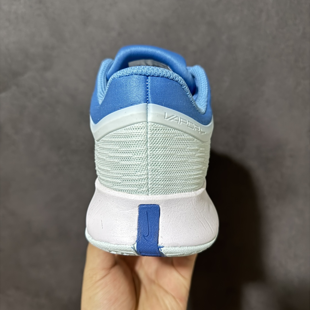 图片[4]-【公司级】Nike W Zoom Vapor Pro 3 HC 亮橙银标专业硬地网球运动鞋 通体高密锁纱耐磨工程网布，立体编织结构抗撕裂抗拉伸，细密网孔快速排汗，长时间对抗训练不闷脚；金属银反光 Swoosh 标识，亮眼荧光橙整鞋配色，视觉冲击力强。 内置 Zoom 气垫分层中底，前后掌均衡缓震回弹，侧边加宽稳定支撑块，网球急停、横向滑步有效防崴脚，减轻膝盖与足底冲击；加厚海绵鞋领 + 一体式弹力鞋舌，牢牢锁定脚踝不晃脚。 硬地专用分段人字深纹橡胶外底，加厚耐磨橡胶层，适配塑胶硬地球场，防滑抓地不易侧滑；鞋头加固防撞包边，对抗磕碰不变形，配套橙色 NIKE 原厂鞋盒，全套标签细节完整还原。 高活力荧光橙配色，适配网球训练、羽毛球、健身慢跑、日常通勤，男女同款专业赛场多功能训练运动鞋。 货号：FZ2158-400 尺码：36-45-选品中心