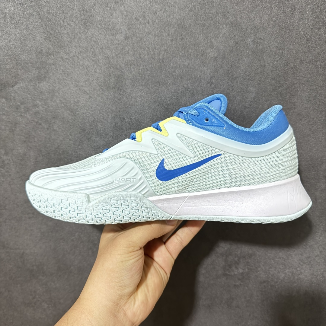 图片[2]-【公司级】Nike W Zoom Vapor Pro 3 HC 亮橙银标专业硬地网球运动鞋 通体高密锁纱耐磨工程网布，立体编织结构抗撕裂抗拉伸，细密网孔快速排汗，长时间对抗训练不闷脚；金属银反光 Swoosh 标识，亮眼荧光橙整鞋配色，视觉冲击力强。 内置 Zoom 气垫分层中底，前后掌均衡缓震回弹，侧边加宽稳定支撑块，网球急停、横向滑步有效防崴脚，减轻膝盖与足底冲击；加厚海绵鞋领 + 一体式弹力鞋舌，牢牢锁定脚踝不晃脚。 硬地专用分段人字深纹橡胶外底，加厚耐磨橡胶层，适配塑胶硬地球场，防滑抓地不易侧滑；鞋头加固防撞包边，对抗磕碰不变形，配套橙色 NIKE 原厂鞋盒，全套标签细节完整还原。 高活力荧光橙配色，适配网球训练、羽毛球、健身慢跑、日常通勤，男女同款专业赛场多功能训练运动鞋。 货号：FZ2158-400 尺码：36-45-选品中心