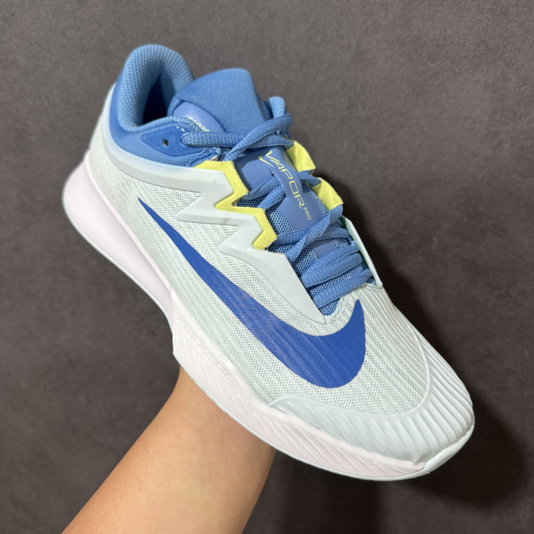 图片[3]-【公司级】Nike W Zoom Vapor Pro 3 HC 亮橙银标专业硬地网球运动鞋 通体高密锁纱耐磨工程网布，立体编织结构抗撕裂抗拉伸，细密网孔快速排汗，长时间对抗训练不闷脚；金属银反光 Swoosh 标识，亮眼荧光橙整鞋配色，视觉冲击力强。 内置 Zoom 气垫分层中底，前后掌均衡缓震回弹，侧边加宽稳定支撑块，网球急停、横向滑步有效防崴脚，减轻膝盖与足底冲击；加厚海绵鞋领 + 一体式弹力鞋舌，牢牢锁定脚踝不晃脚。 硬地专用分段人字深纹橡胶外底，加厚耐磨橡胶层，适配塑胶硬地球场，防滑抓地不易侧滑；鞋头加固防撞包边，对抗磕碰不变形，配套橙色 NIKE 原厂鞋盒，全套标签细节完整还原。 高活力荧光橙配色，适配网球训练、羽毛球、健身慢跑、日常通勤，男女同款专业赛场多功能训练运动鞋。 货号：FZ2158-400 尺码：36-45-选品中心