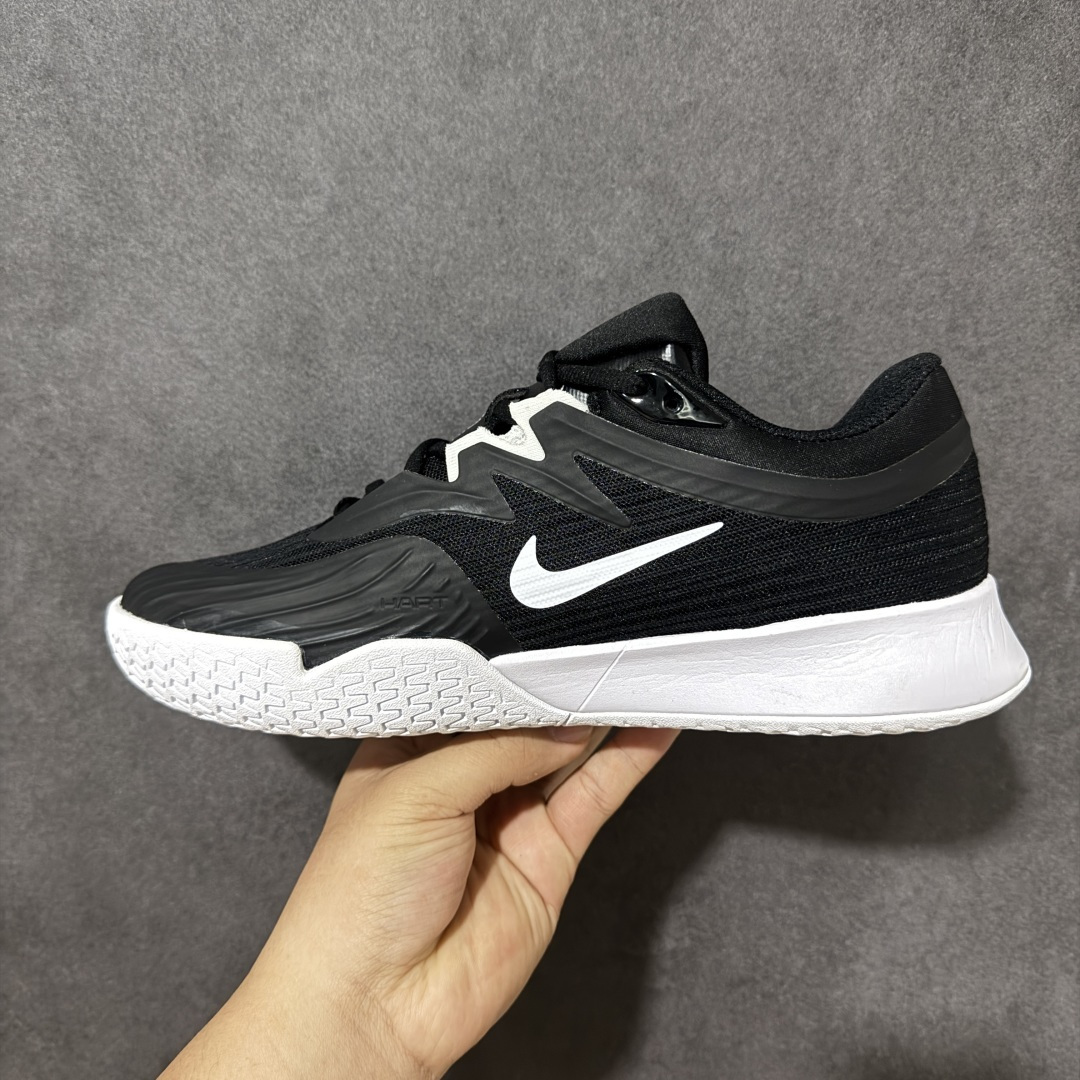 图片[2]-【公司级】Nike W Zoom Vapor Pro 3 HC 亮橙银标专业硬地网球运动鞋 通体高密锁纱耐磨工程网布，立体编织结构抗撕裂抗拉伸，细密网孔快速排汗，长时间对抗训练不闷脚；金属银反光 Swoosh 标识，亮眼荧光橙整鞋配色，视觉冲击力强。 内置 Zoom 气垫分层中底，前后掌均衡缓震回弹，侧边加宽稳定支撑块，网球急停、横向滑步有效防崴脚，减轻膝盖与足底冲击；加厚海绵鞋领 + 一体式弹力鞋舌，牢牢锁定脚踝不晃脚。 硬地专用分段人字深纹橡胶外底，加厚耐磨橡胶层，适配塑胶硬地球场，防滑抓地不易侧滑；鞋头加固防撞包边，对抗磕碰不变形，配套橙色 NIKE 原厂鞋盒，全套标签细节完整还原。 高活力荧光橙配色，适配网球训练、羽毛球、健身慢跑、日常通勤，男女同款专业赛场多功能训练运动鞋。 货号：FZ2161-002 尺码：36-45-选品中心