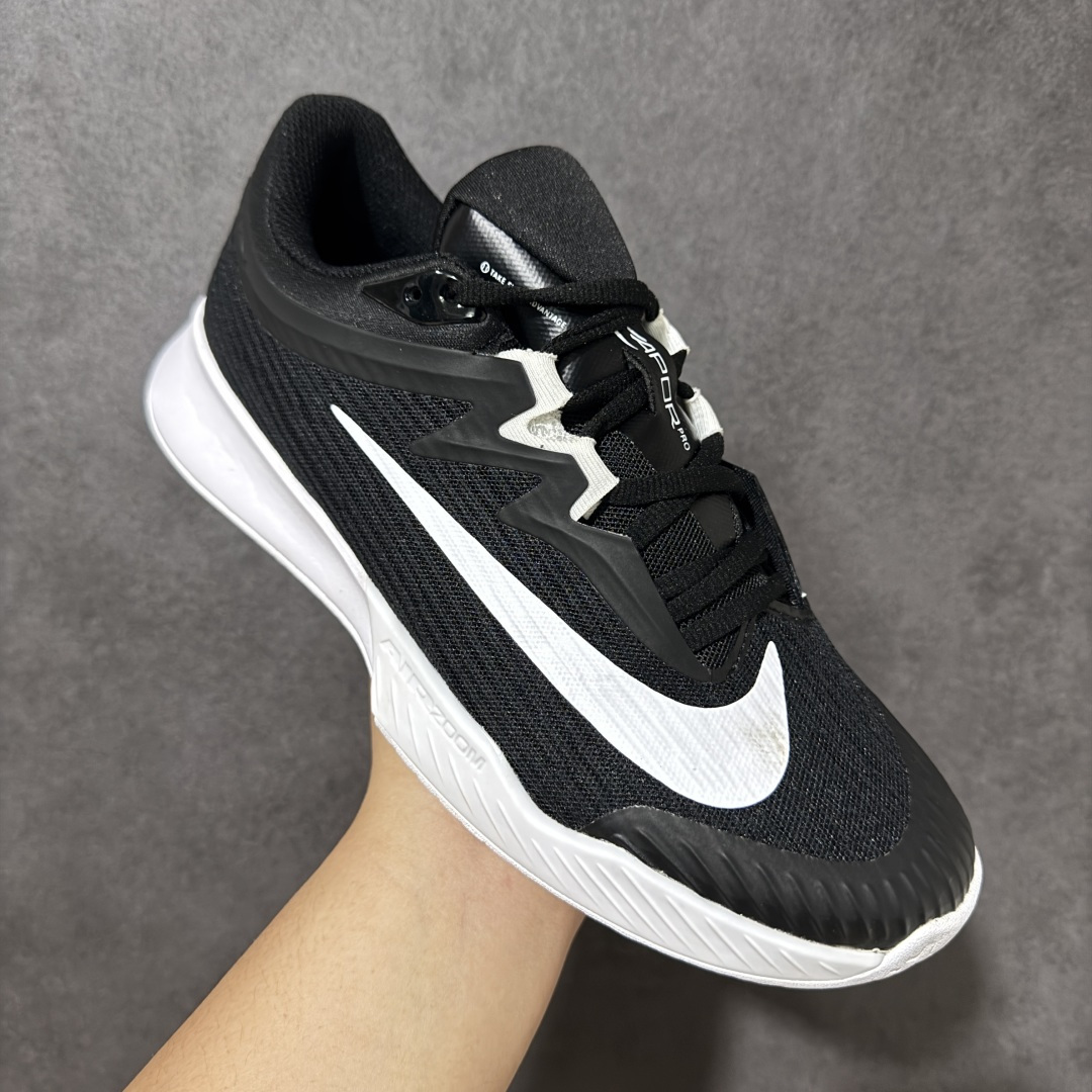 图片[3]-【公司级】Nike W Zoom Vapor Pro 3 HC 亮橙银标专业硬地网球运动鞋 通体高密锁纱耐磨工程网布，立体编织结构抗撕裂抗拉伸，细密网孔快速排汗，长时间对抗训练不闷脚；金属银反光 Swoosh 标识，亮眼荧光橙整鞋配色，视觉冲击力强。 内置 Zoom 气垫分层中底，前后掌均衡缓震回弹，侧边加宽稳定支撑块，网球急停、横向滑步有效防崴脚，减轻膝盖与足底冲击；加厚海绵鞋领 + 一体式弹力鞋舌，牢牢锁定脚踝不晃脚。 硬地专用分段人字深纹橡胶外底，加厚耐磨橡胶层，适配塑胶硬地球场，防滑抓地不易侧滑；鞋头加固防撞包边，对抗磕碰不变形，配套橙色 NIKE 原厂鞋盒，全套标签细节完整还原。 高活力荧光橙配色，适配网球训练、羽毛球、健身慢跑、日常通勤，男女同款专业赛场多功能训练运动鞋。 货号：FZ2161-002 尺码：36-45-选品中心