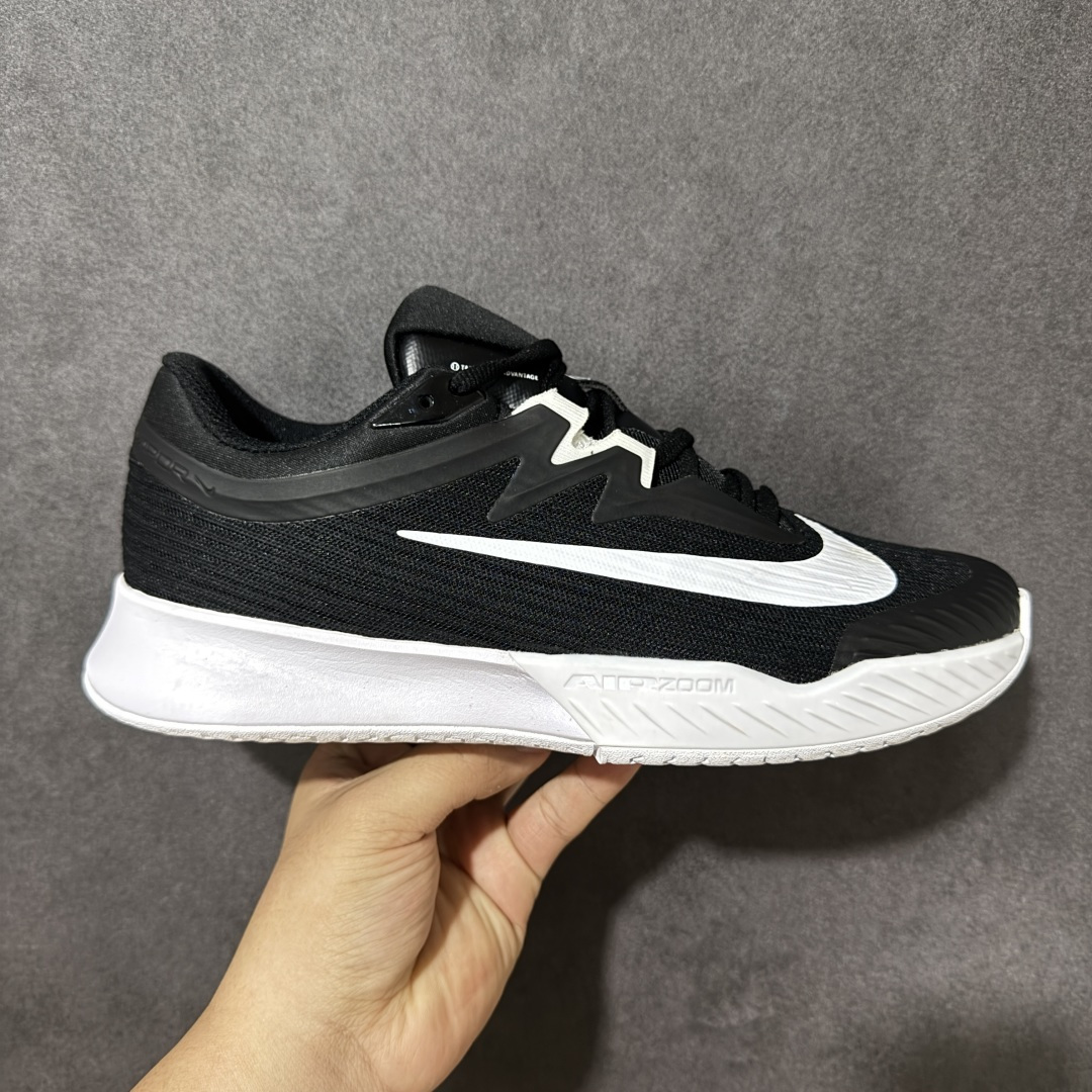 【公司级】Nike W Zoom Vapor Pro 3 HC 亮橙银标专业硬地网球运动鞋 通体高密锁纱耐磨工程网布，立体编织结构抗撕裂抗拉伸，细密网孔快速排汗，长时间对抗训练不闷脚；金属银反光 Swoosh 标识，亮眼荧光橙整鞋配色，视觉冲击力强。 内置 Zoom 气垫分层中底，前后掌均衡缓震回弹，侧边加宽稳定支撑块，网球急停、横向滑步有效防崴脚，减轻膝盖与足底冲击；加厚海绵鞋领 + 一体式弹力鞋舌，牢牢锁定脚踝不晃脚。 硬地专用分段人字深纹橡胶外底，加厚耐磨橡胶层，适配塑胶硬地球场，防滑抓地不易侧滑；鞋头加固防撞包边，对抗磕碰不变形，配套橙色 NIKE 原厂鞋盒，全套标签细节完整还原。 高活力荧光橙配色，适配网球训练、羽毛球、健身慢跑、日常通勤，男女同款专业赛场多功能训练运动鞋。 货号：FZ2161-002 尺码：36-45-选品中心