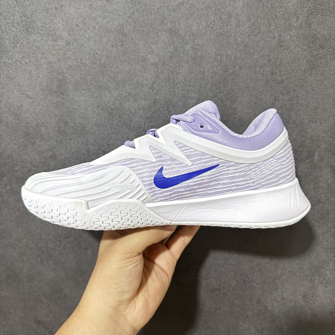 图片[2]-【公司级】Nike W Zoom Vapor Pro 3 HC 亮橙银标专业硬地网球运动鞋 通体高密锁纱耐磨工程网布，立体编织结构抗撕裂抗拉伸，细密网孔快速排汗，长时间对抗训练不闷脚；金属银反光 Swoosh 标识，亮眼荧光橙整鞋配色，视觉冲击力强。 内置 Zoom 气垫分层中底，前后掌均衡缓震回弹，侧边加宽稳定支撑块，网球急停、横向滑步有效防崴脚，减轻膝盖与足底冲击；加厚海绵鞋领 + 一体式弹力鞋舌，牢牢锁定脚踝不晃脚。 硬地专用分段人字深纹橡胶外底，加厚耐磨橡胶层，适配塑胶硬地球场，防滑抓地不易侧滑；鞋头加固防撞包边，对抗磕碰不变形，配套橙色 NIKE 原厂鞋盒，全套标签细节完整还原。 高活力荧光橙配色，适配网球训练、羽毛球、健身慢跑、日常通勤，男女同款专业赛场多功能训练运动鞋。 货号：FZ2158-500 尺码：36-45-选品中心