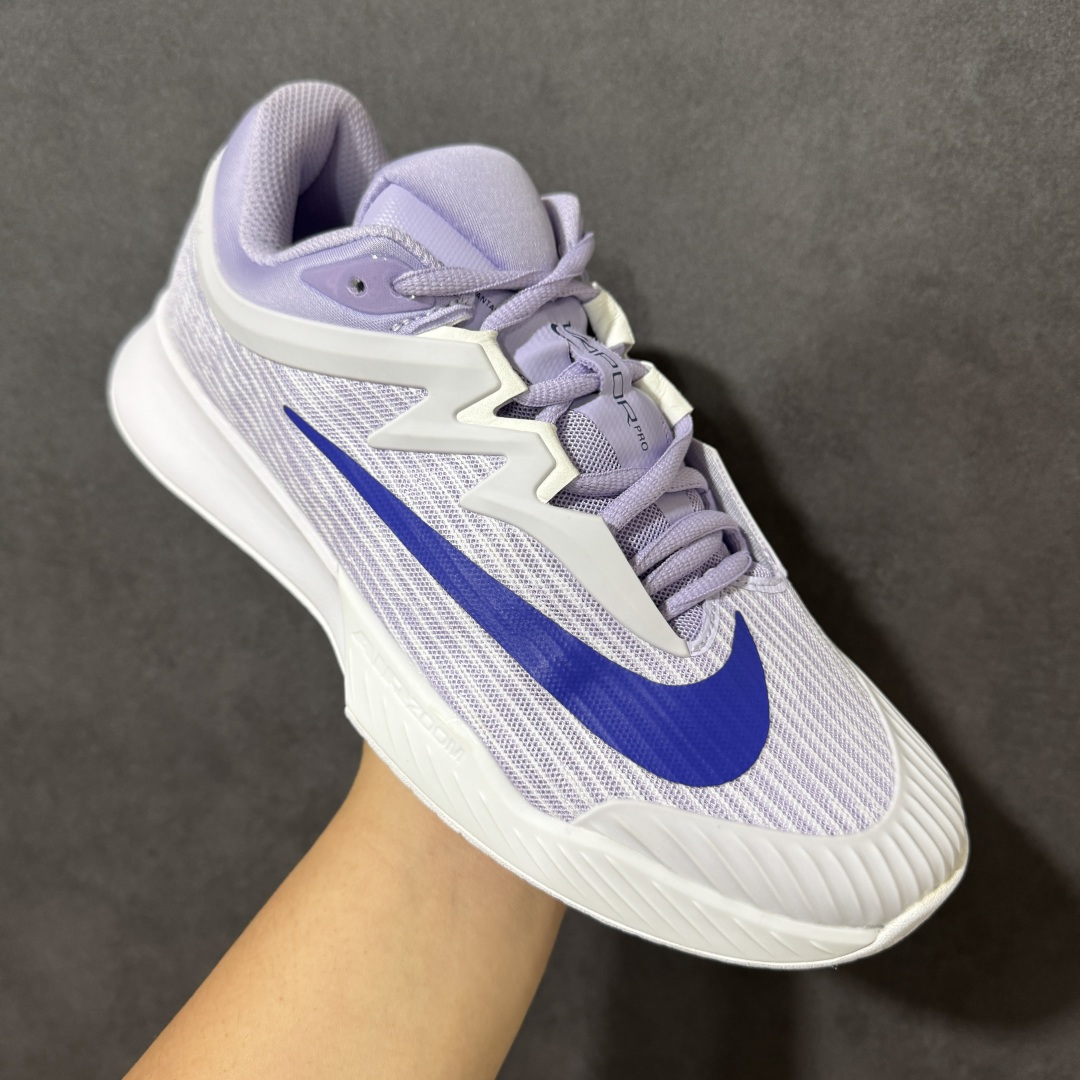 图片[3]-【公司级】Nike W Zoom Vapor Pro 3 HC 亮橙银标专业硬地网球运动鞋 通体高密锁纱耐磨工程网布，立体编织结构抗撕裂抗拉伸，细密网孔快速排汗，长时间对抗训练不闷脚；金属银反光 Swoosh 标识，亮眼荧光橙整鞋配色，视觉冲击力强。 内置 Zoom 气垫分层中底，前后掌均衡缓震回弹，侧边加宽稳定支撑块，网球急停、横向滑步有效防崴脚，减轻膝盖与足底冲击；加厚海绵鞋领 + 一体式弹力鞋舌，牢牢锁定脚踝不晃脚。 硬地专用分段人字深纹橡胶外底，加厚耐磨橡胶层，适配塑胶硬地球场，防滑抓地不易侧滑；鞋头加固防撞包边，对抗磕碰不变形，配套橙色 NIKE 原厂鞋盒，全套标签细节完整还原。 高活力荧光橙配色，适配网球训练、羽毛球、健身慢跑、日常通勤，男女同款专业赛场多功能训练运动鞋。 货号：FZ2158-500 尺码：36-45-选品中心