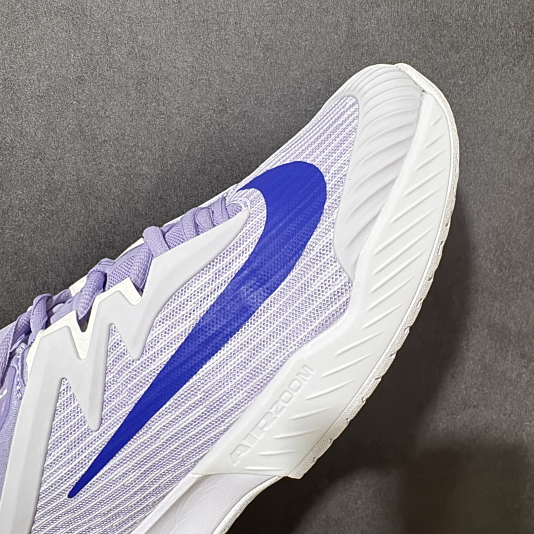 图片[8]-【公司级】Nike W Zoom Vapor Pro 3 HC 亮橙银标专业硬地网球运动鞋 通体高密锁纱耐磨工程网布，立体编织结构抗撕裂抗拉伸，细密网孔快速排汗，长时间对抗训练不闷脚；金属银反光 Swoosh 标识，亮眼荧光橙整鞋配色，视觉冲击力强。 内置 Zoom 气垫分层中底，前后掌均衡缓震回弹，侧边加宽稳定支撑块，网球急停、横向滑步有效防崴脚，减轻膝盖与足底冲击；加厚海绵鞋领 + 一体式弹力鞋舌，牢牢锁定脚踝不晃脚。 硬地专用分段人字深纹橡胶外底，加厚耐磨橡胶层，适配塑胶硬地球场，防滑抓地不易侧滑；鞋头加固防撞包边，对抗磕碰不变形，配套橙色 NIKE 原厂鞋盒，全套标签细节完整还原。 高活力荧光橙配色，适配网球训练、羽毛球、健身慢跑、日常通勤，男女同款专业赛场多功能训练运动鞋。 货号：FZ2158-500 尺码：36-45-选品中心