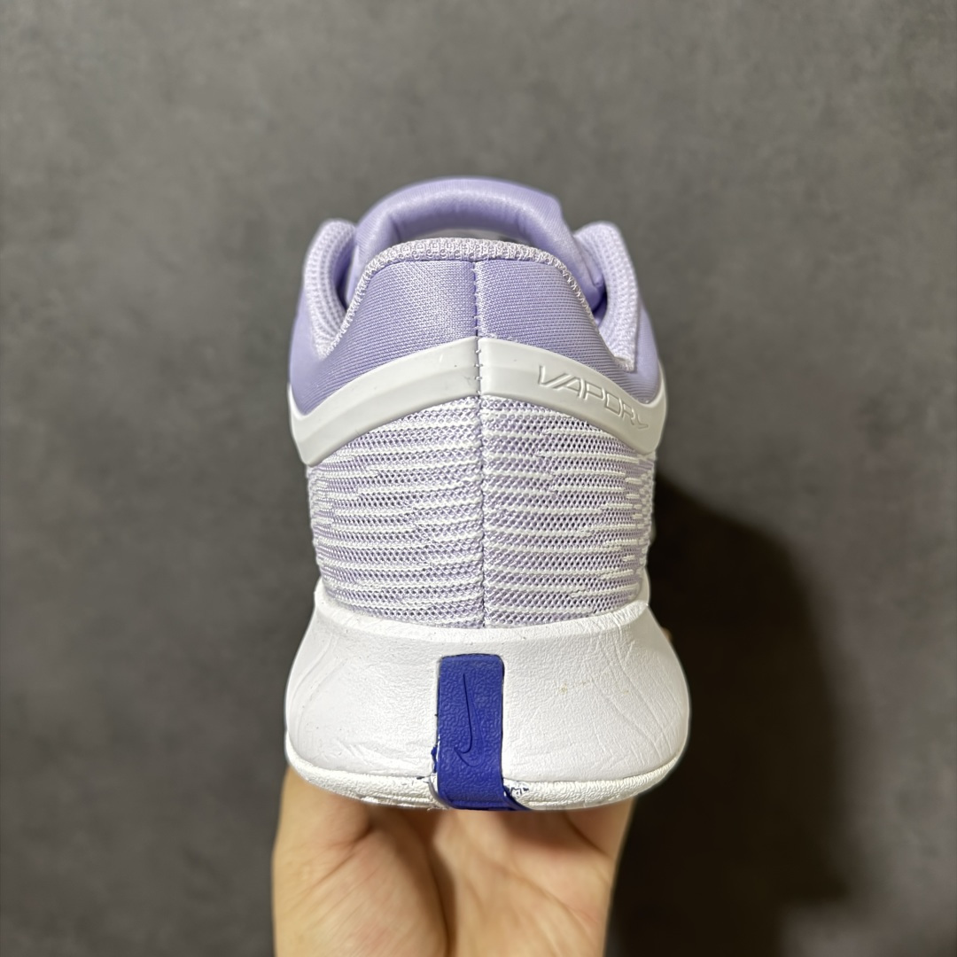 图片[4]-【公司级】Nike W Zoom Vapor Pro 3 HC 亮橙银标专业硬地网球运动鞋 通体高密锁纱耐磨工程网布，立体编织结构抗撕裂抗拉伸，细密网孔快速排汗，长时间对抗训练不闷脚；金属银反光 Swoosh 标识，亮眼荧光橙整鞋配色，视觉冲击力强。 内置 Zoom 气垫分层中底，前后掌均衡缓震回弹，侧边加宽稳定支撑块，网球急停、横向滑步有效防崴脚，减轻膝盖与足底冲击；加厚海绵鞋领 + 一体式弹力鞋舌，牢牢锁定脚踝不晃脚。 硬地专用分段人字深纹橡胶外底，加厚耐磨橡胶层，适配塑胶硬地球场，防滑抓地不易侧滑；鞋头加固防撞包边，对抗磕碰不变形，配套橙色 NIKE 原厂鞋盒，全套标签细节完整还原。 高活力荧光橙配色，适配网球训练、羽毛球、健身慢跑、日常通勤，男女同款专业赛场多功能训练运动鞋。 货号：FZ2158-500 尺码：36-45-选品中心