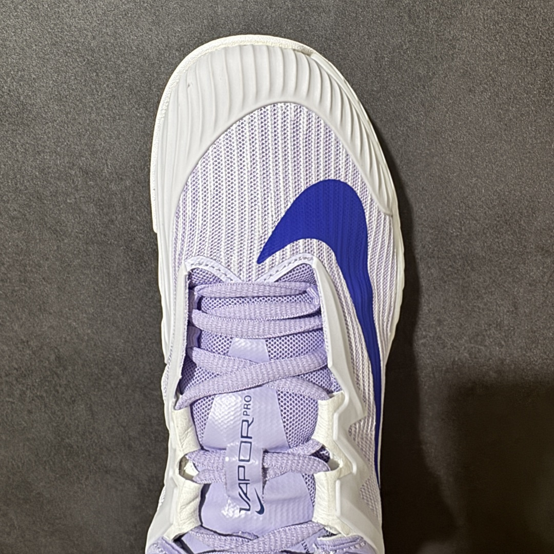 图片[5]-【公司级】Nike W Zoom Vapor Pro 3 HC 亮橙银标专业硬地网球运动鞋 通体高密锁纱耐磨工程网布，立体编织结构抗撕裂抗拉伸，细密网孔快速排汗，长时间对抗训练不闷脚；金属银反光 Swoosh 标识，亮眼荧光橙整鞋配色，视觉冲击力强。 内置 Zoom 气垫分层中底，前后掌均衡缓震回弹，侧边加宽稳定支撑块，网球急停、横向滑步有效防崴脚，减轻膝盖与足底冲击；加厚海绵鞋领 + 一体式弹力鞋舌，牢牢锁定脚踝不晃脚。 硬地专用分段人字深纹橡胶外底，加厚耐磨橡胶层，适配塑胶硬地球场，防滑抓地不易侧滑；鞋头加固防撞包边，对抗磕碰不变形，配套橙色 NIKE 原厂鞋盒，全套标签细节完整还原。 高活力荧光橙配色，适配网球训练、羽毛球、健身慢跑、日常通勤，男女同款专业赛场多功能训练运动鞋。 货号：FZ2158-500 尺码：36-45-选品中心