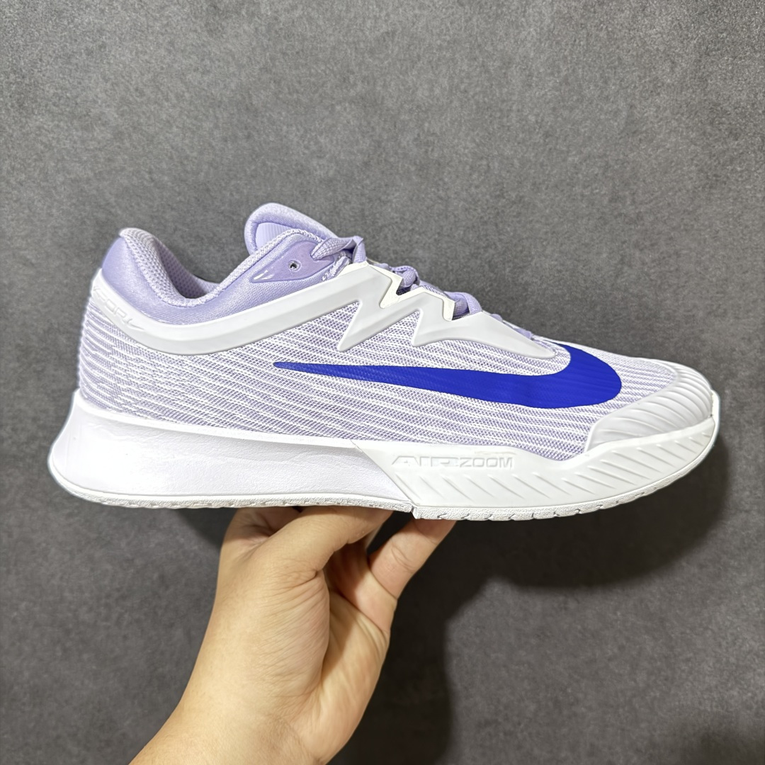 【公司级】Nike W Zoom Vapor Pro 3 HC 亮橙银标专业硬地网球运动鞋 通体高密锁纱耐磨工程网布，立体编织结构抗撕裂抗拉伸，细密网孔快速排汗，长时间对抗训练不闷脚；金属银反光 Swoosh 标识，亮眼荧光橙整鞋配色，视觉冲击力强。 内置 Zoom 气垫分层中底，前后掌均衡缓震回弹，侧边加宽稳定支撑块，网球急停、横向滑步有效防崴脚，减轻膝盖与足底冲击；加厚海绵鞋领 + 一体式弹力鞋舌，牢牢锁定脚踝不晃脚。 硬地专用分段人字深纹橡胶外底，加厚耐磨橡胶层，适配塑胶硬地球场，防滑抓地不易侧滑；鞋头加固防撞包边，对抗磕碰不变形，配套橙色 NIKE 原厂鞋盒，全套标签细节完整还原。 高活力荧光橙配色，适配网球训练、羽毛球、健身慢跑、日常通勤，男女同款专业赛场多功能训练运动鞋。 货号：FZ2158-500 尺码：36-45-选品中心