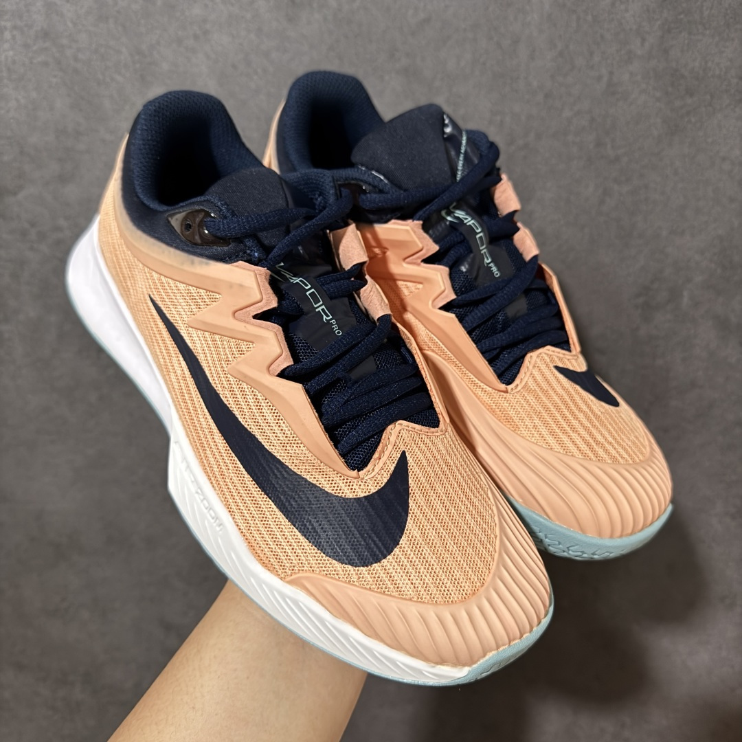 图片[10]-【公司级】Nike W Zoom Vapor Pro 3 HC 亮橙银标专业硬地网球运动鞋 通体高密锁纱耐磨工程网布，立体编织结构抗撕裂抗拉伸，细密网孔快速排汗，长时间对抗训练不闷脚；金属银反光 Swoosh 标识，亮眼荧光橙整鞋配色，视觉冲击力强。 内置 Zoom 气垫分层中底，前后掌均衡缓震回弹，侧边加宽稳定支撑块，网球急停、横向滑步有效防崴脚，减轻膝盖与足底冲击；加厚海绵鞋领 + 一体式弹力鞋舌，牢牢锁定脚踝不晃脚。 硬地专用分段人字深纹橡胶外底，加厚耐磨橡胶层，适配塑胶硬地球场，防滑抓地不易侧滑；鞋头加固防撞包边，对抗磕碰不变形，配套橙色 NIKE 原厂鞋盒，全套标签细节完整还原。 高活力荧光橙配色，适配网球训练、羽毛球、健身慢跑、日常通勤，男女同款专业赛场多功能训练运动鞋。 货号：FZ2158-500 尺码：36-45-选品中心