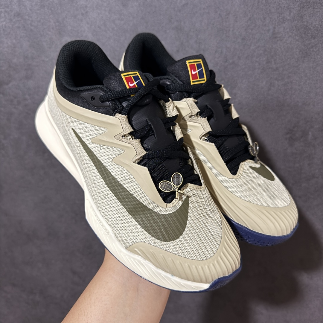 图片[7]-【公司级】Nike W Zoom Vapor Pro 3 HC 亮橙银标专业硬地网球运动鞋 通体高密锁纱耐磨工程网布，立体编织结构抗撕裂抗拉伸，细密网孔快速排汗，长时间对抗训练不闷脚；金属银反光 Swoosh 标识，亮眼荧光橙整鞋配色，视觉冲击力强。 内置 Zoom 气垫分层中底，前后掌均衡缓震回弹，侧边加宽稳定支撑块，网球急停、横向滑步有效防崴脚，减轻膝盖与足底冲击；加厚海绵鞋领 + 一体式弹力鞋舌，牢牢锁定脚踝不晃脚。 硬地专用分段人字深纹橡胶外底，加厚耐磨橡胶层，适配塑胶硬地球场，防滑抓地不易侧滑；鞋头加固防撞包边，对抗磕碰不变形，配套橙色 NIKE 原厂鞋盒，全套标签细节完整还原。 高活力荧光橙配色，适配网球训练、羽毛球、健身慢跑、日常通勤，男女同款专业赛场多功能训练运动鞋。 货号：FZ2158-500 尺码：36-45-选品中心