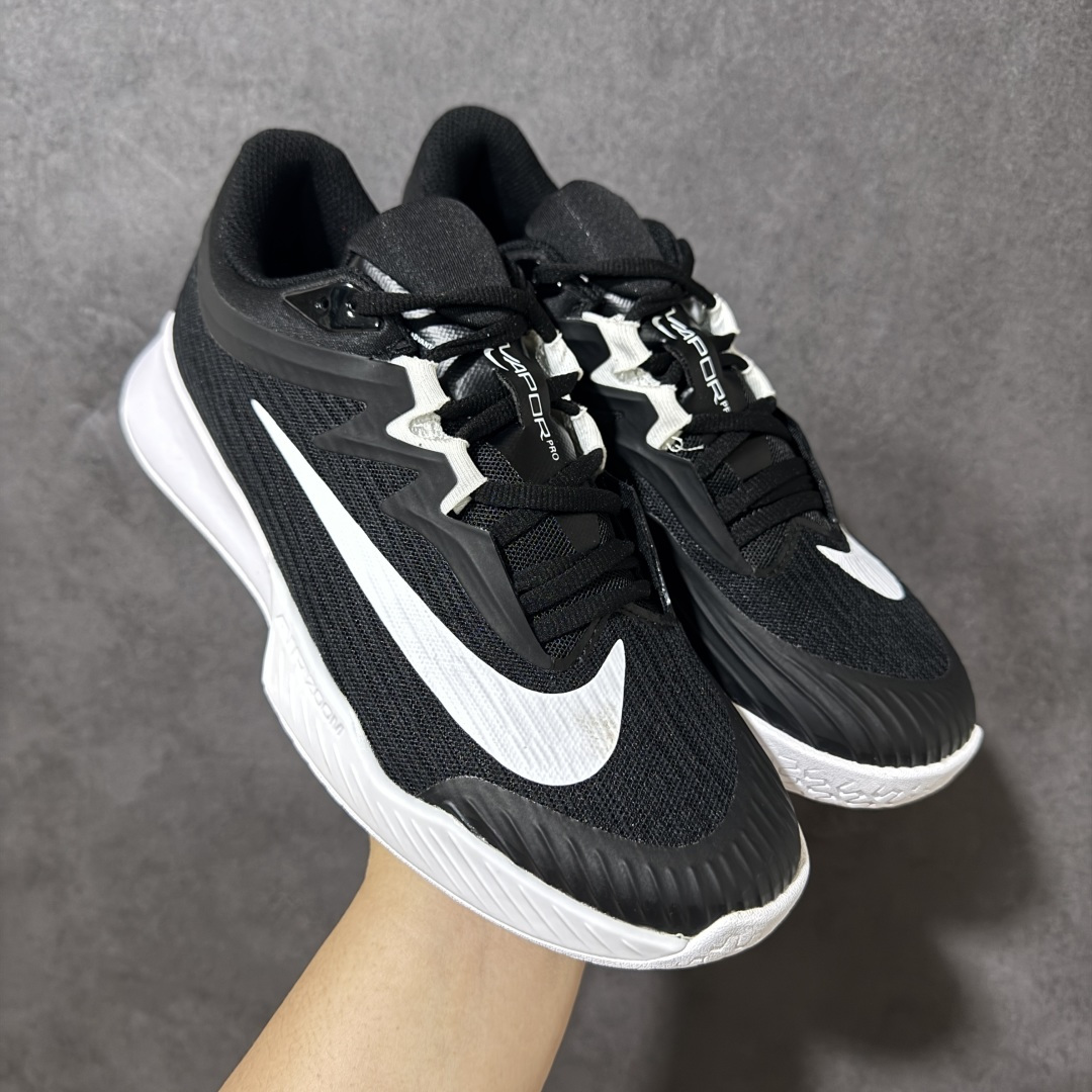 图片[2]-【公司级】Nike W Zoom Vapor Pro 3 HC 亮橙银标专业硬地网球运动鞋 通体高密锁纱耐磨工程网布，立体编织结构抗撕裂抗拉伸，细密网孔快速排汗，长时间对抗训练不闷脚；金属银反光 Swoosh 标识，亮眼荧光橙整鞋配色，视觉冲击力强。 内置 Zoom 气垫分层中底，前后掌均衡缓震回弹，侧边加宽稳定支撑块，网球急停、横向滑步有效防崴脚，减轻膝盖与足底冲击；加厚海绵鞋领 + 一体式弹力鞋舌，牢牢锁定脚踝不晃脚。 硬地专用分段人字深纹橡胶外底，加厚耐磨橡胶层，适配塑胶硬地球场，防滑抓地不易侧滑；鞋头加固防撞包边，对抗磕碰不变形，配套橙色 NIKE 原厂鞋盒，全套标签细节完整还原。 高活力荧光橙配色，适配网球训练、羽毛球、健身慢跑、日常通勤，男女同款专业赛场多功能训练运动鞋。 货号：FZ2158-500 尺码：36-45-选品中心