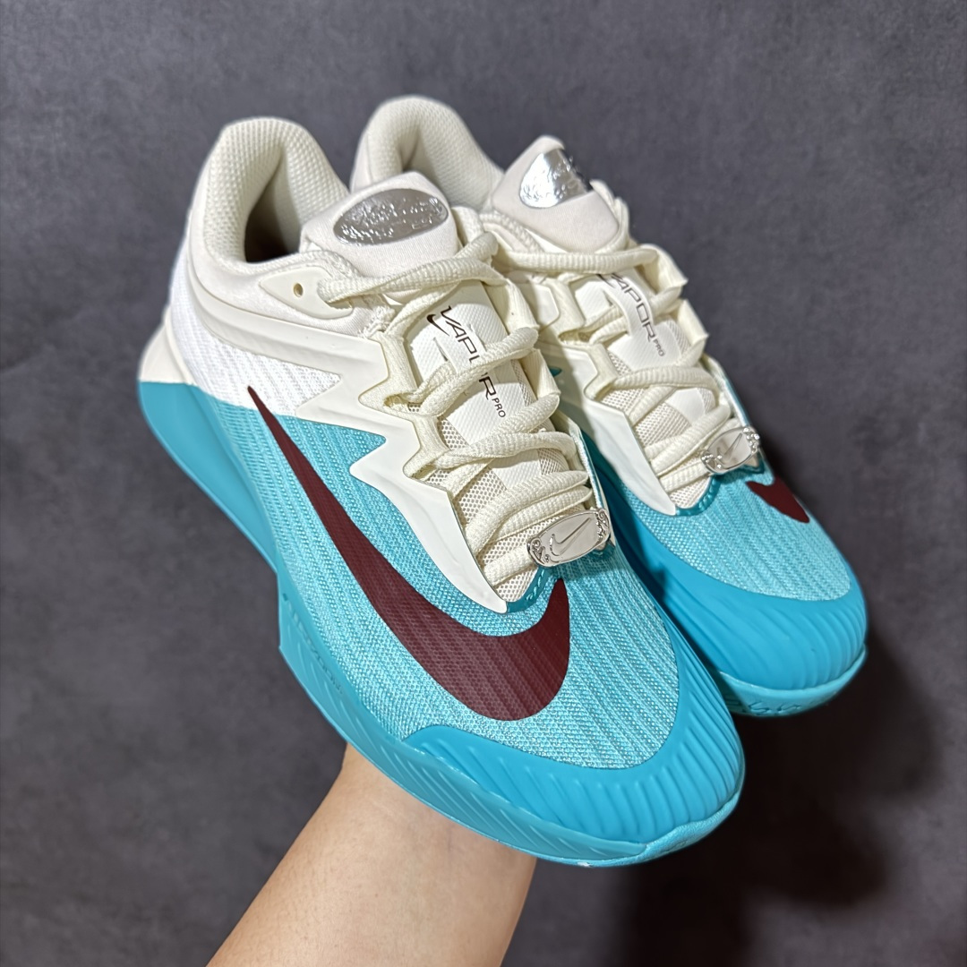 图片[11]-【公司级】Nike W Zoom Vapor Pro 3 HC 亮橙银标专业硬地网球运动鞋 通体高密锁纱耐磨工程网布，立体编织结构抗撕裂抗拉伸，细密网孔快速排汗，长时间对抗训练不闷脚；金属银反光 Swoosh 标识，亮眼荧光橙整鞋配色，视觉冲击力强。 内置 Zoom 气垫分层中底，前后掌均衡缓震回弹，侧边加宽稳定支撑块，网球急停、横向滑步有效防崴脚，减轻膝盖与足底冲击；加厚海绵鞋领 + 一体式弹力鞋舌，牢牢锁定脚踝不晃脚。 硬地专用分段人字深纹橡胶外底，加厚耐磨橡胶层，适配塑胶硬地球场，防滑抓地不易侧滑；鞋头加固防撞包边，对抗磕碰不变形，配套橙色 NIKE 原厂鞋盒，全套标签细节完整还原。 高活力荧光橙配色，适配网球训练、羽毛球、健身慢跑、日常通勤，男女同款专业赛场多功能训练运动鞋。 货号：FZ2158-500 尺码：36-45-选品中心