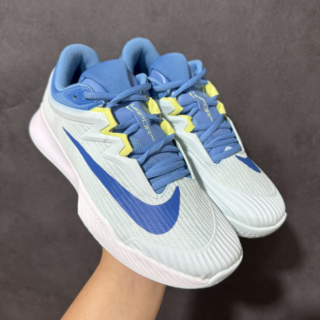 图片[3]-【公司级】Nike W Zoom Vapor Pro 3 HC 亮橙银标专业硬地网球运动鞋 通体高密锁纱耐磨工程网布，立体编织结构抗撕裂抗拉伸，细密网孔快速排汗，长时间对抗训练不闷脚；金属银反光 Swoosh 标识，亮眼荧光橙整鞋配色，视觉冲击力强。 内置 Zoom 气垫分层中底，前后掌均衡缓震回弹，侧边加宽稳定支撑块，网球急停、横向滑步有效防崴脚，减轻膝盖与足底冲击；加厚海绵鞋领 + 一体式弹力鞋舌，牢牢锁定脚踝不晃脚。 硬地专用分段人字深纹橡胶外底，加厚耐磨橡胶层，适配塑胶硬地球场，防滑抓地不易侧滑；鞋头加固防撞包边，对抗磕碰不变形，配套橙色 NIKE 原厂鞋盒，全套标签细节完整还原。 高活力荧光橙配色，适配网球训练、羽毛球、健身慢跑、日常通勤，男女同款专业赛场多功能训练运动鞋。 货号：FZ2158-500 尺码：36-45-选品中心