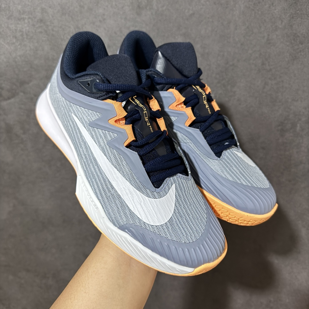 图片[8]-【公司级】Nike W Zoom Vapor Pro 3 HC 亮橙银标专业硬地网球运动鞋 通体高密锁纱耐磨工程网布，立体编织结构抗撕裂抗拉伸，细密网孔快速排汗，长时间对抗训练不闷脚；金属银反光 Swoosh 标识，亮眼荧光橙整鞋配色，视觉冲击力强。 内置 Zoom 气垫分层中底，前后掌均衡缓震回弹，侧边加宽稳定支撑块，网球急停、横向滑步有效防崴脚，减轻膝盖与足底冲击；加厚海绵鞋领 + 一体式弹力鞋舌，牢牢锁定脚踝不晃脚。 硬地专用分段人字深纹橡胶外底，加厚耐磨橡胶层，适配塑胶硬地球场，防滑抓地不易侧滑；鞋头加固防撞包边，对抗磕碰不变形，配套橙色 NIKE 原厂鞋盒，全套标签细节完整还原。 高活力荧光橙配色，适配网球训练、羽毛球、健身慢跑、日常通勤，男女同款专业赛场多功能训练运动鞋。 货号：FZ2158-500 尺码：36-45-选品中心