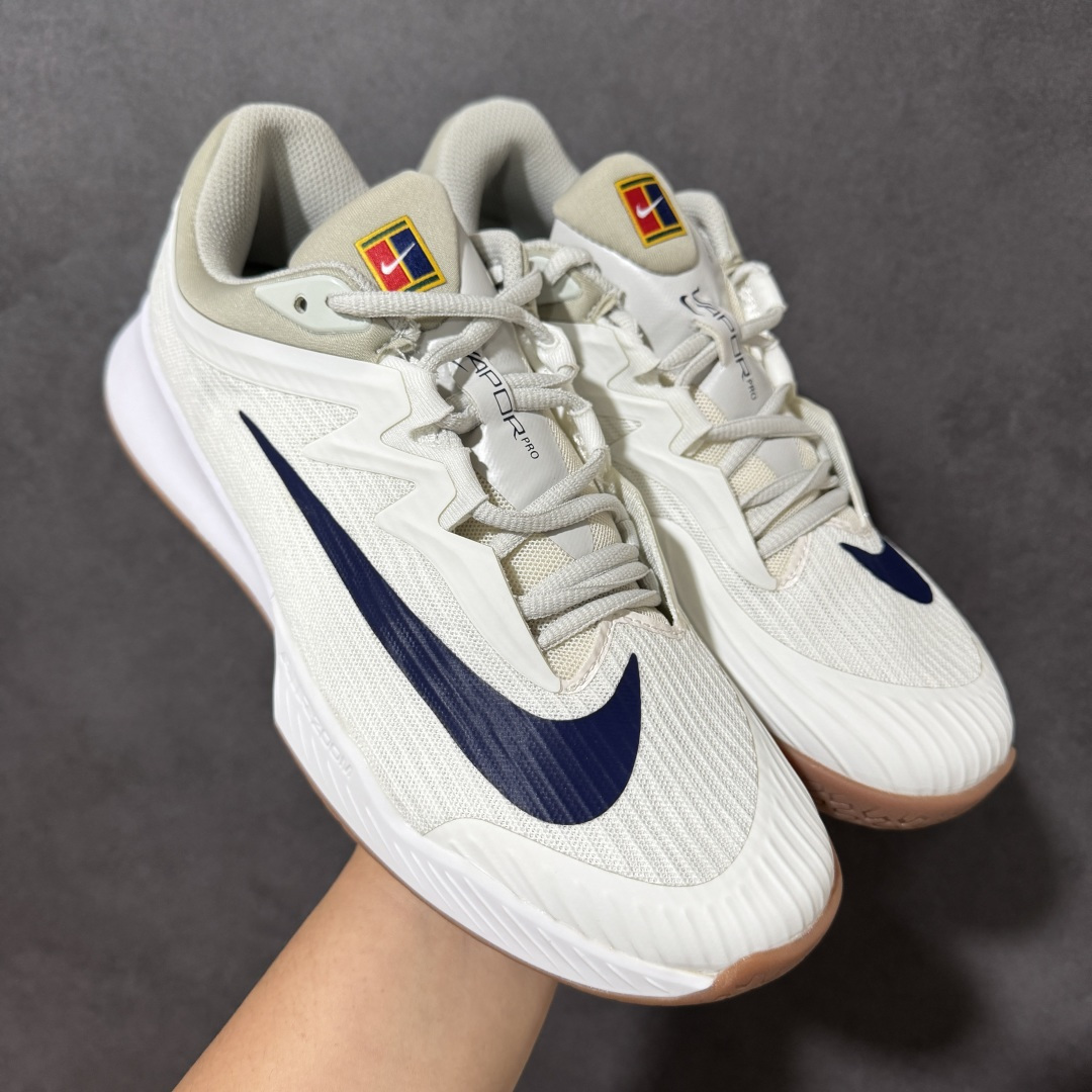 图片[4]-【公司级】Nike W Zoom Vapor Pro 3 HC 亮橙银标专业硬地网球运动鞋 通体高密锁纱耐磨工程网布，立体编织结构抗撕裂抗拉伸，细密网孔快速排汗，长时间对抗训练不闷脚；金属银反光 Swoosh 标识，亮眼荧光橙整鞋配色，视觉冲击力强。 内置 Zoom 气垫分层中底，前后掌均衡缓震回弹，侧边加宽稳定支撑块，网球急停、横向滑步有效防崴脚，减轻膝盖与足底冲击；加厚海绵鞋领 + 一体式弹力鞋舌，牢牢锁定脚踝不晃脚。 硬地专用分段人字深纹橡胶外底，加厚耐磨橡胶层，适配塑胶硬地球场，防滑抓地不易侧滑；鞋头加固防撞包边，对抗磕碰不变形，配套橙色 NIKE 原厂鞋盒，全套标签细节完整还原。 高活力荧光橙配色，适配网球训练、羽毛球、健身慢跑、日常通勤，男女同款专业赛场多功能训练运动鞋。 货号：FZ2158-500 尺码：36-45-选品中心