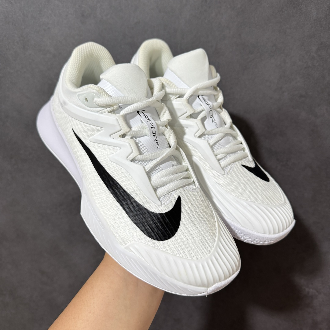 图片[12]-【公司级】Nike W Zoom Vapor Pro 3 HC 亮橙银标专业硬地网球运动鞋 通体高密锁纱耐磨工程网布，立体编织结构抗撕裂抗拉伸，细密网孔快速排汗，长时间对抗训练不闷脚；金属银反光 Swoosh 标识，亮眼荧光橙整鞋配色，视觉冲击力强。 内置 Zoom 气垫分层中底，前后掌均衡缓震回弹，侧边加宽稳定支撑块，网球急停、横向滑步有效防崴脚，减轻膝盖与足底冲击；加厚海绵鞋领 + 一体式弹力鞋舌，牢牢锁定脚踝不晃脚。 硬地专用分段人字深纹橡胶外底，加厚耐磨橡胶层，适配塑胶硬地球场，防滑抓地不易侧滑；鞋头加固防撞包边，对抗磕碰不变形，配套橙色 NIKE 原厂鞋盒，全套标签细节完整还原。 高活力荧光橙配色，适配网球训练、羽毛球、健身慢跑、日常通勤，男女同款专业赛场多功能训练运动鞋。 货号：FZ2158-500 尺码：36-45-选品中心