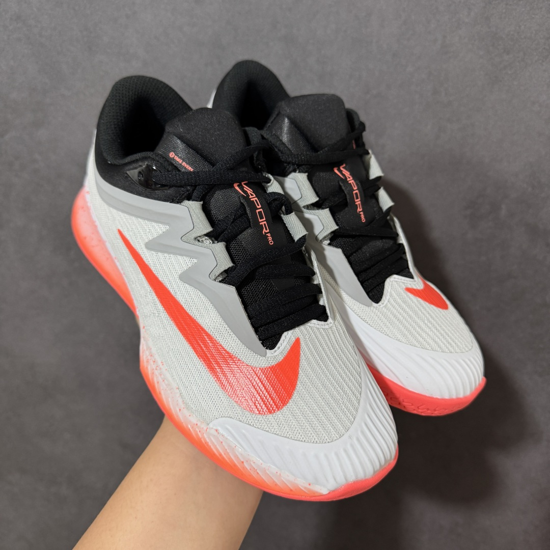 图片[13]-【公司级】Nike W Zoom Vapor Pro 3 HC 亮橙银标专业硬地网球运动鞋 通体高密锁纱耐磨工程网布，立体编织结构抗撕裂抗拉伸，细密网孔快速排汗，长时间对抗训练不闷脚；金属银反光 Swoosh 标识，亮眼荧光橙整鞋配色，视觉冲击力强。 内置 Zoom 气垫分层中底，前后掌均衡缓震回弹，侧边加宽稳定支撑块，网球急停、横向滑步有效防崴脚，减轻膝盖与足底冲击；加厚海绵鞋领 + 一体式弹力鞋舌，牢牢锁定脚踝不晃脚。 硬地专用分段人字深纹橡胶外底，加厚耐磨橡胶层，适配塑胶硬地球场，防滑抓地不易侧滑；鞋头加固防撞包边，对抗磕碰不变形，配套橙色 NIKE 原厂鞋盒，全套标签细节完整还原。 高活力荧光橙配色，适配网球训练、羽毛球、健身慢跑、日常通勤，男女同款专业赛场多功能训练运动鞋。 货号：FZ2158-500 尺码：36-45-选品中心