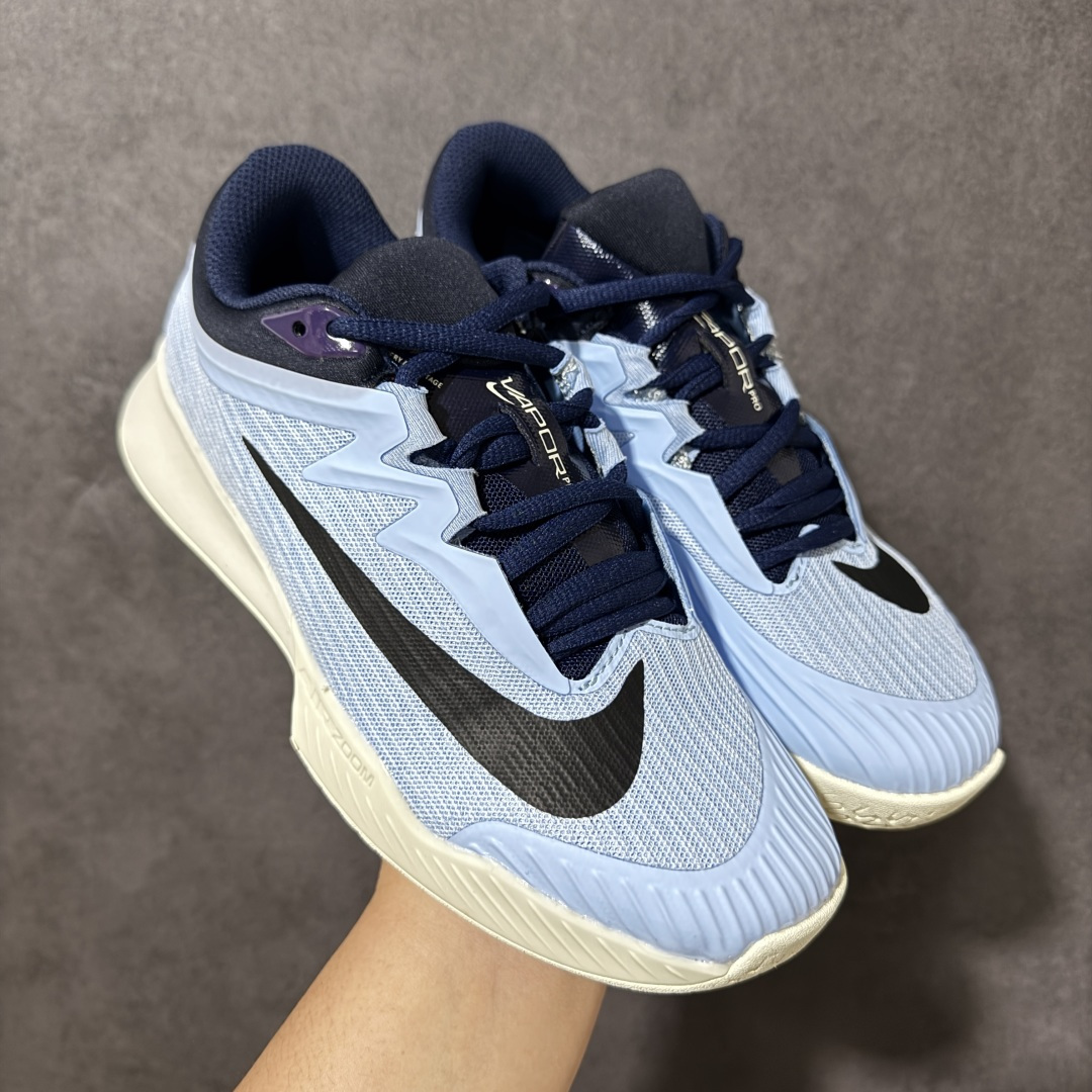 图片[6]-【公司级】Nike W Zoom Vapor Pro 3 HC 亮橙银标专业硬地网球运动鞋 通体高密锁纱耐磨工程网布，立体编织结构抗撕裂抗拉伸，细密网孔快速排汗，长时间对抗训练不闷脚；金属银反光 Swoosh 标识，亮眼荧光橙整鞋配色，视觉冲击力强。 内置 Zoom 气垫分层中底，前后掌均衡缓震回弹，侧边加宽稳定支撑块，网球急停、横向滑步有效防崴脚，减轻膝盖与足底冲击；加厚海绵鞋领 + 一体式弹力鞋舌，牢牢锁定脚踝不晃脚。 硬地专用分段人字深纹橡胶外底，加厚耐磨橡胶层，适配塑胶硬地球场，防滑抓地不易侧滑；鞋头加固防撞包边，对抗磕碰不变形，配套橙色 NIKE 原厂鞋盒，全套标签细节完整还原。 高活力荧光橙配色，适配网球训练、羽毛球、健身慢跑、日常通勤，男女同款专业赛场多功能训练运动鞋。 货号：FZ2158-500 尺码：36-45-选品中心