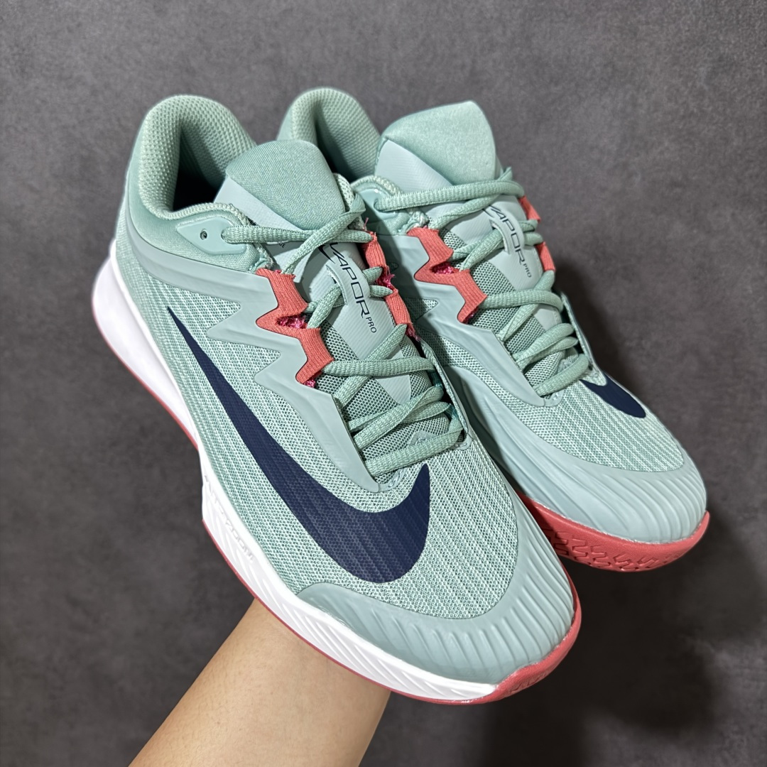 图片[5]-【公司级】Nike W Zoom Vapor Pro 3 HC 亮橙银标专业硬地网球运动鞋 通体高密锁纱耐磨工程网布，立体编织结构抗撕裂抗拉伸，细密网孔快速排汗，长时间对抗训练不闷脚；金属银反光 Swoosh 标识，亮眼荧光橙整鞋配色，视觉冲击力强。 内置 Zoom 气垫分层中底，前后掌均衡缓震回弹，侧边加宽稳定支撑块，网球急停、横向滑步有效防崴脚，减轻膝盖与足底冲击；加厚海绵鞋领 + 一体式弹力鞋舌，牢牢锁定脚踝不晃脚。 硬地专用分段人字深纹橡胶外底，加厚耐磨橡胶层，适配塑胶硬地球场，防滑抓地不易侧滑；鞋头加固防撞包边，对抗磕碰不变形，配套橙色 NIKE 原厂鞋盒，全套标签细节完整还原。 高活力荧光橙配色，适配网球训练、羽毛球、健身慢跑、日常通勤，男女同款专业赛场多功能训练运动鞋。 货号：FZ2158-500 尺码：36-45-选品中心