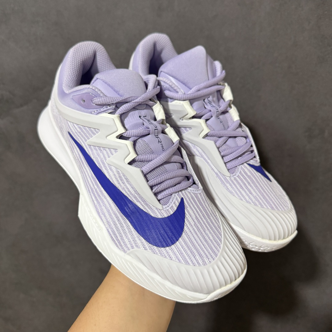 【公司级】Nike W Zoom Vapor Pro 3 HC 亮橙银标专业硬地网球运动鞋 通体高密锁纱耐磨工程网布，立体编织结构抗撕裂抗拉伸，细密网孔快速排汗，长时间对抗训练不闷脚；金属银反光 Swoosh 标识，亮眼荧光橙整鞋配色，视觉冲击力强。 内置 Zoom 气垫分层中底，前后掌均衡缓震回弹，侧边加宽稳定支撑块，网球急停、横向滑步有效防崴脚，减轻膝盖与足底冲击；加厚海绵鞋领 + 一体式弹力鞋舌，牢牢锁定脚踝不晃脚。 硬地专用分段人字深纹橡胶外底，加厚耐磨橡胶层，适配塑胶硬地球场，防滑抓地不易侧滑；鞋头加固防撞包边，对抗磕碰不变形，配套橙色 NIKE 原厂鞋盒，全套标签细节完整还原。 高活力荧光橙配色，适配网球训练、羽毛球、健身慢跑、日常通勤，男女同款专业赛场多功能训练运动鞋。 货号：FZ2158-500 尺码：36-45-选品中心