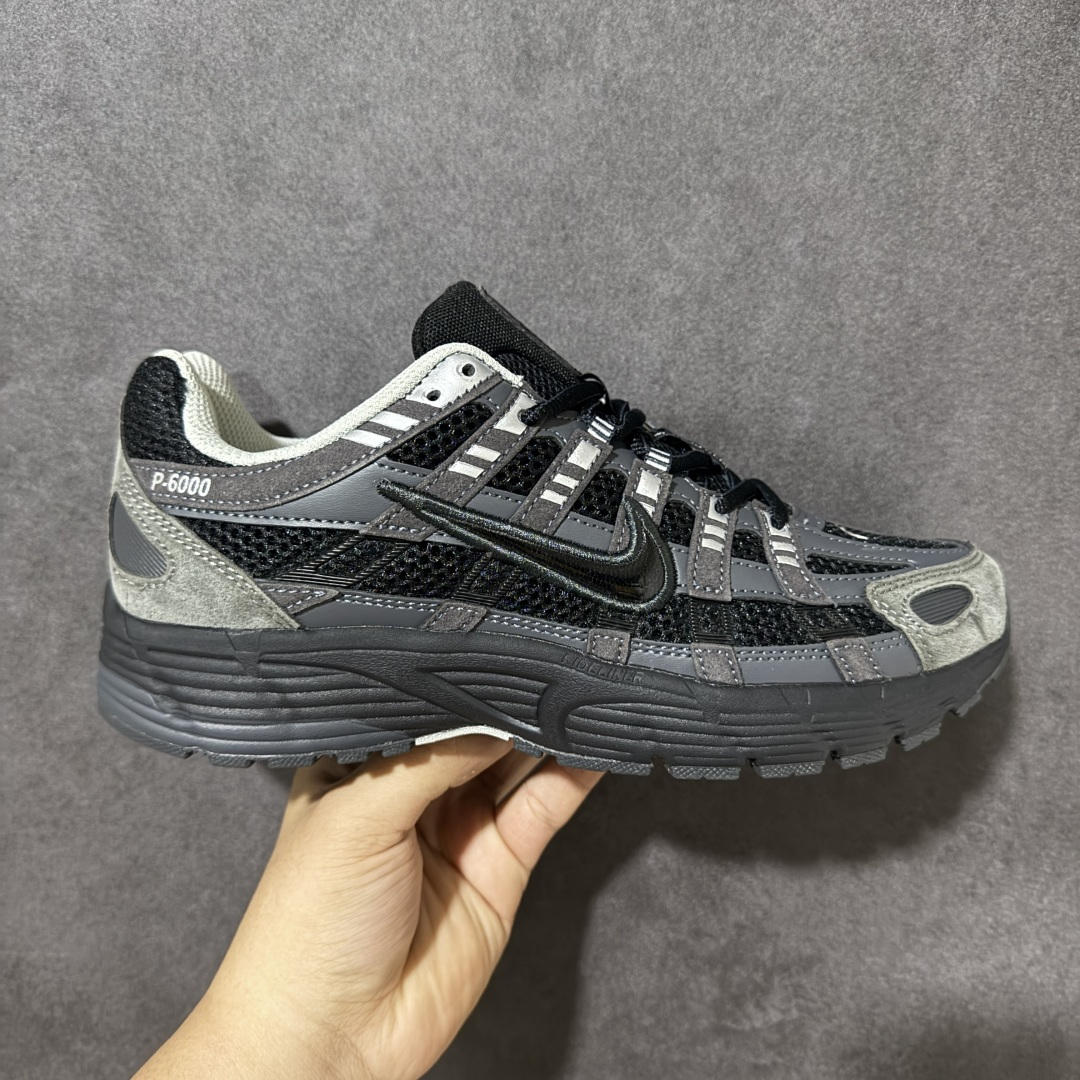 【公司级】Nike P-6000 复古休闲 耐克 低帮休闲城市通勤跑步鞋 采用透气网眼布搭配皮革和合成材质覆面 再现早期鞋款外观 活力配色打造时尚外观和运动美学 结合泡棉缓震配置 缔造非凡舒适的日常穿着体验 皮革织物与合成材质组合鞋面 打造舒适支撑效果 货号：HF0015-002 尺码：36 36.5 37.5 38 38.5 39 40 40.5 41 42 42.5 43 44 45 46-选品中心