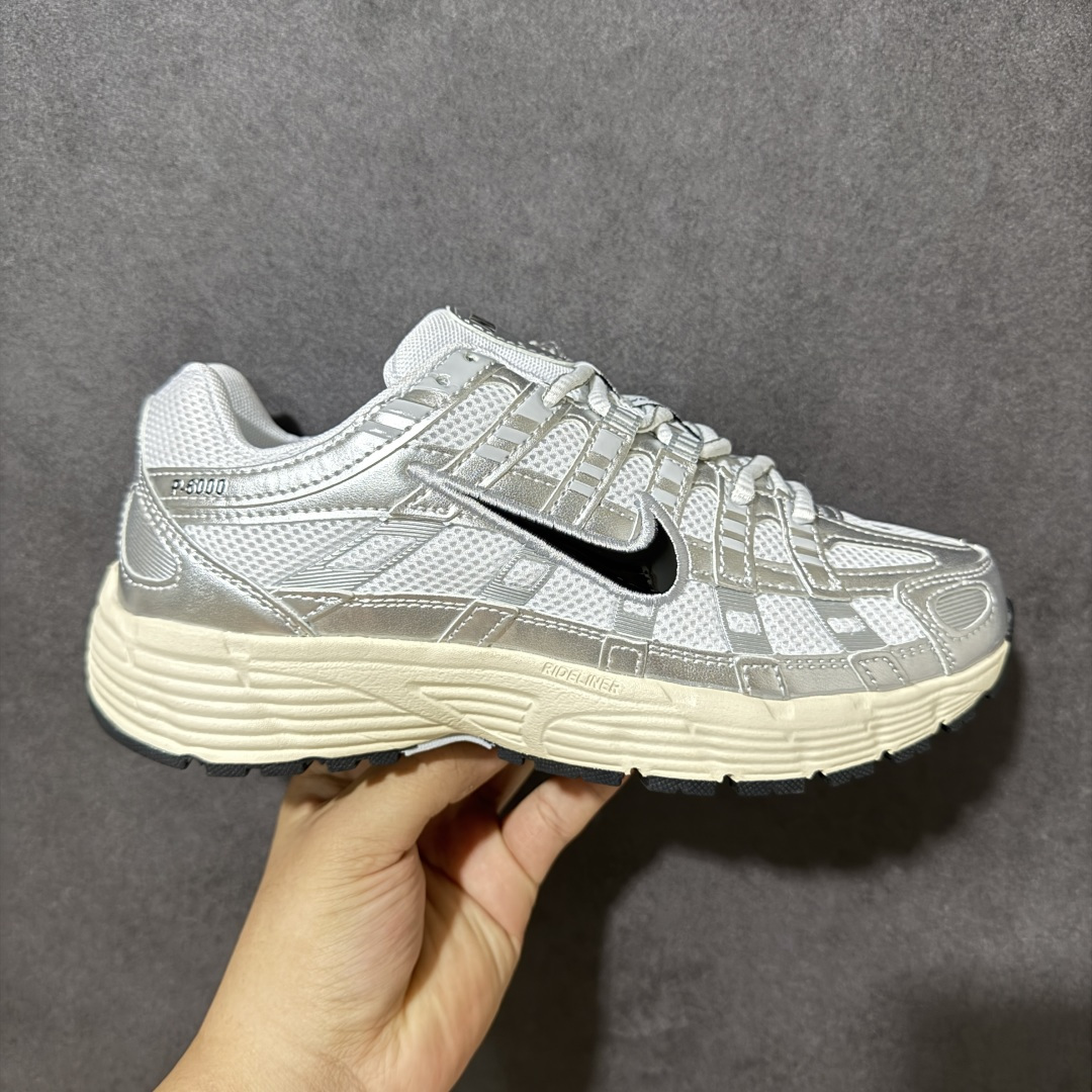 【公司级】Nike P-6000 复古休闲 耐克 低帮休闲城市通勤跑步鞋 采用透气网眼布搭配皮革和合成材质覆面 再现早期鞋款外观 活力配色打造时尚外观和运动美学 结合泡棉缓震配置 缔造非凡舒适的日常穿着体验 皮革织物与合成材质组合鞋面 打造舒适支撑效果 货号：CD6404-105 尺码：36 36.5 37.5 38 38.5 39 40 40.5 41 42 42.5 43 44 45-选品中心