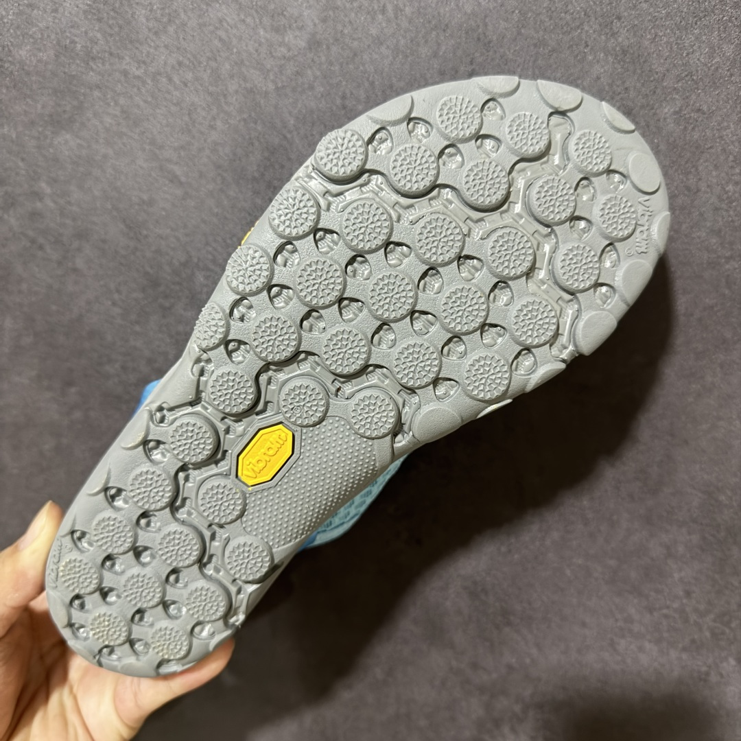 图片[9]-【公司级】新百伦Issey Miyake X New Balance MT10o联名款 NEW BALANCENB MT10O 柔软舒适防滑耐磨 低帮 越野跑步鞋 这次的联名把薄底风带回来，很符合Issey Miyake的调性，简约大气配合它家的褶皱裤，是那个味道了。鞋面采用合成绒面革打造，搭配尼龙弹性带和格纹缝线，最后以同色系的Vibram 大底收尾，颜值简约耐看。 货号： MT10O3IF 尺码：36 37 37.5 38 38.5 39.5 40 40.5 41.5 42 42.5 43 44 45-选品中心