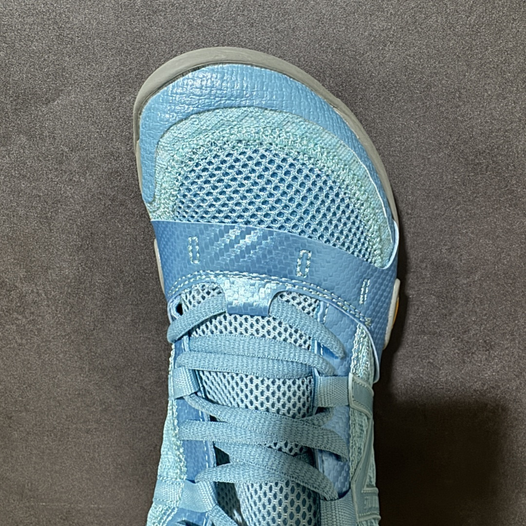 图片[5]-【公司级】新百伦Issey Miyake X New Balance MT10o联名款 NEW BALANCENB MT10O 柔软舒适防滑耐磨 低帮 越野跑步鞋 这次的联名把薄底风带回来，很符合Issey Miyake的调性，简约大气配合它家的褶皱裤，是那个味道了。鞋面采用合成绒面革打造，搭配尼龙弹性带和格纹缝线，最后以同色系的Vibram 大底收尾，颜值简约耐看。 货号： MT10O3IF 尺码：36 37 37.5 38 38.5 39.5 40 40.5 41.5 42 42.5 43 44 45-选品中心