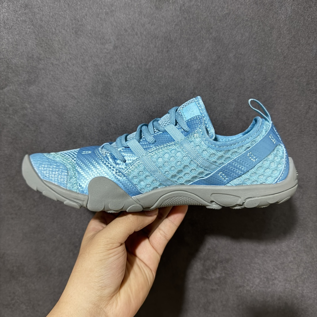 图片[2]-【公司级】新百伦Issey Miyake X New Balance MT10o联名款 NEW BALANCENB MT10O 柔软舒适防滑耐磨 低帮 越野跑步鞋 这次的联名把薄底风带回来，很符合Issey Miyake的调性，简约大气配合它家的褶皱裤，是那个味道了。鞋面采用合成绒面革打造，搭配尼龙弹性带和格纹缝线，最后以同色系的Vibram 大底收尾，颜值简约耐看。 货号： MT10O3IF 尺码：36 37 37.5 38 38.5 39.5 40 40.5 41.5 42 42.5 43 44 45-选品中心