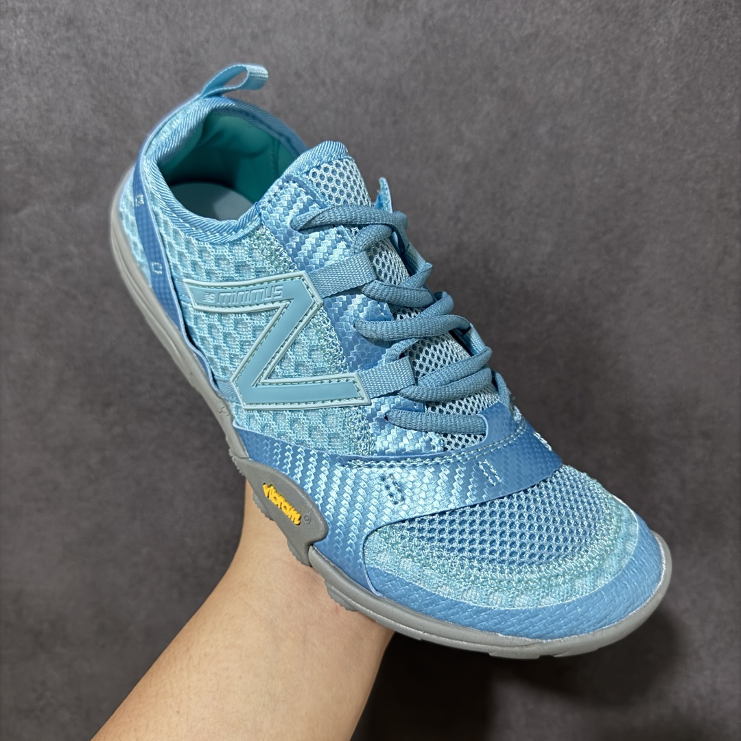 图片[3]-【公司级】新百伦Issey Miyake X New Balance MT10o联名款 NEW BALANCENB MT10O 柔软舒适防滑耐磨 低帮 越野跑步鞋 这次的联名把薄底风带回来，很符合Issey Miyake的调性，简约大气配合它家的褶皱裤，是那个味道了。鞋面采用合成绒面革打造，搭配尼龙弹性带和格纹缝线，最后以同色系的Vibram 大底收尾，颜值简约耐看。 货号： MT10O3IF 尺码：36 37 37.5 38 38.5 39.5 40 40.5 41.5 42 42.5 43 44 45-选品中心