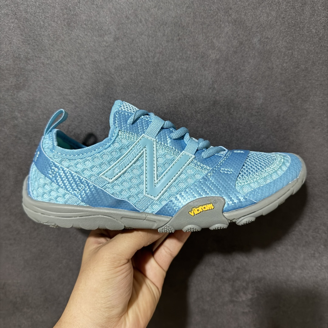 【公司级】新百伦Issey Miyake X New Balance MT10o联名款 NEW BALANCENB MT10O 柔软舒适防滑耐磨 低帮 越野跑步鞋 这次的联名把薄底风带回来，很符合Issey Miyake的调性，简约大气配合它家的褶皱裤，是那个味道了。鞋面采用合成绒面革打造，搭配尼龙弹性带和格纹缝线，最后以同色系的Vibram 大底收尾，颜值简约耐看。 货号： MT10O3IF 尺码：36 37 37.5 38 38.5 39.5 40 40.5 41.5 42 42.5 43 44 45-选品中心