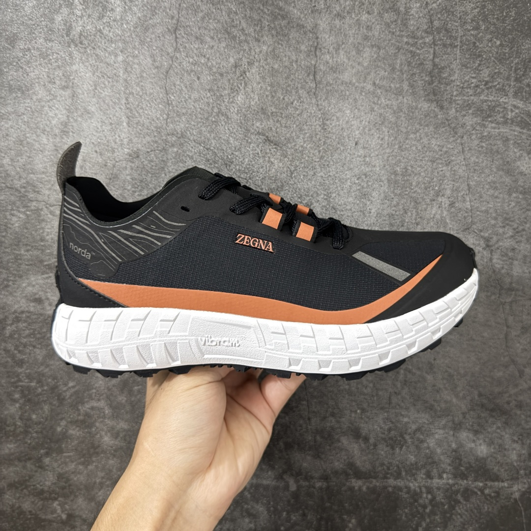 【AY纯原】ZEGNA x NORDA 001 M 杰尼亚 诺达 徒步山地碎石路 越野跑鞋系列！ 全新版本 大厂纯原 NORDA史上最轻量的越野竞速鞋款 Bio-Dyneema生物基纤维鞋面防撕耐磨且疏水，竞速场景减负显著。Vibram Megagrip Elite 超轻竞速大底提供顶级抓地力。100%Arnitel TPEE中底高回弹缓震，长距离脚感持续有力。偏宽鞋楦设计，适配正常足宽. 越野跑休闲跑步最佳选择。 尺码：36-46-选品中心