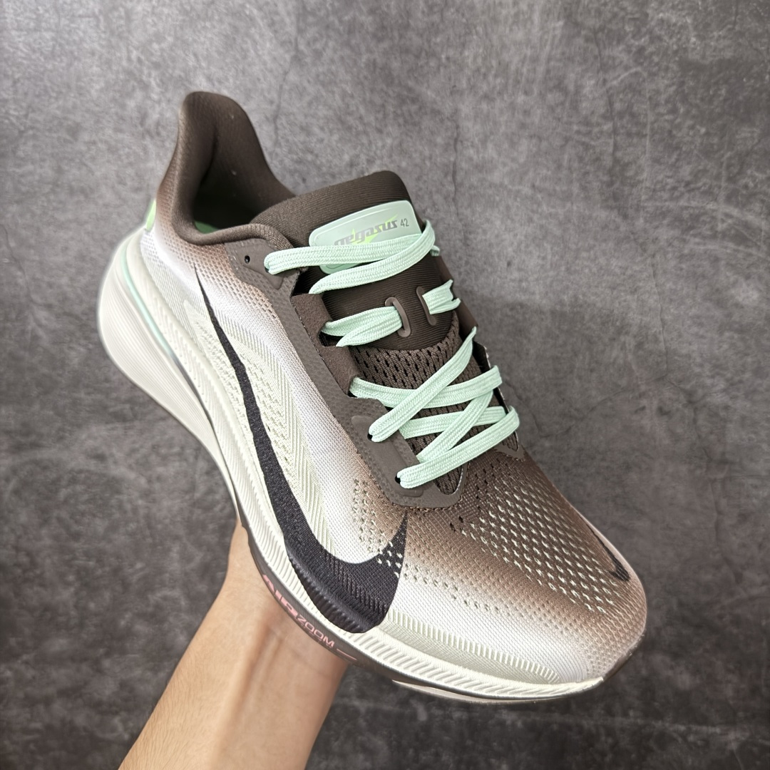 图片[3]-【RS纯原】Nike Air Zoom Pegasus 42 登月42代超级飞马系列马拉松跑步鞋 IW2349-001 平台专供 充正品质 原材料打造 中底搭载前Zoom+全掌React配置 全部原鞋开发打造 所有细节全部同步原版 全新一代拥有 Zoom Air 一如既往的稳定感和流畅感 鞋面采用工程网眼设计 为特定高热区域营造出色透气性 进一步增加鞋面的穿孔数量 让足部能够快速散热 中足搭配 Flywire 飞线 在高速运动时营造舒适稳定的贴合感 内置Zoon气垫加持 动力十足！ 尺码： 39-46-选品中心