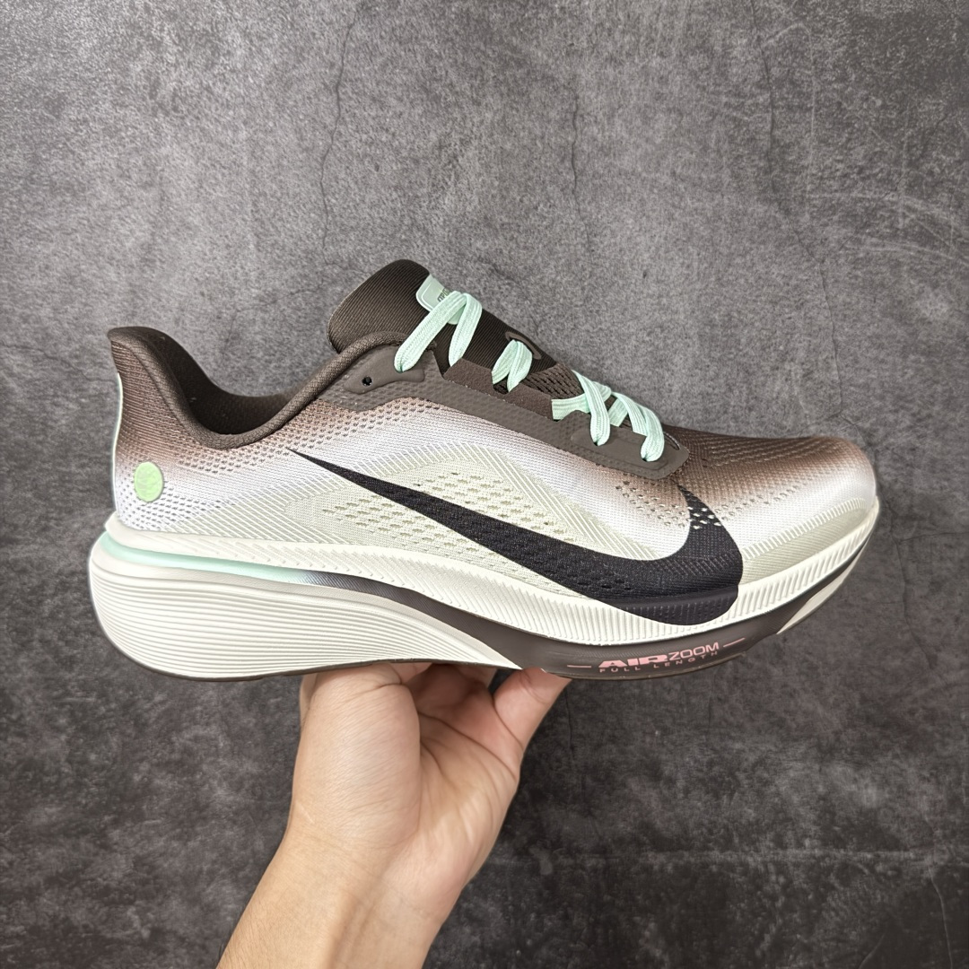 【RS纯原】Nike Air Zoom Pegasus 42 登月42代超级飞马系列马拉松跑步鞋 IW2349-001 平台专供 充正品质 原材料打造 中底搭载前Zoom+全掌React配置 全部原鞋开发打造 所有细节全部同步原版 全新一代拥有 Zoom Air 一如既往的稳定感和流畅感 鞋面采用工程网眼设计 为特定高热区域营造出色透气性 进一步增加鞋面的穿孔数量 让足部能够快速散热 中足搭配 Flywire 飞线 在高速运动时营造舒适稳定的贴合感 内置Zoon气垫加持 动力十足！ 尺码： 39-46-选品中心