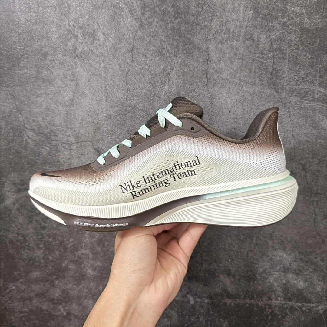 图片[2]-【RS纯原】Nike Air Zoom Pegasus 42 登月42代超级飞马系列马拉松跑步鞋 IW2349-001 平台专供 充正品质 原材料打造 中底搭载前Zoom+全掌React配置 全部原鞋开发打造 所有细节全部同步原版 全新一代拥有 Zoom Air 一如既往的稳定感和流畅感 鞋面采用工程网眼设计 为特定高热区域营造出色透气性 进一步增加鞋面的穿孔数量 让足部能够快速散热 中足搭配 Flywire 飞线 在高速运动时营造舒适稳定的贴合感 内置Zoon气垫加持 动力十足！ 尺码： 39-46-选品中心