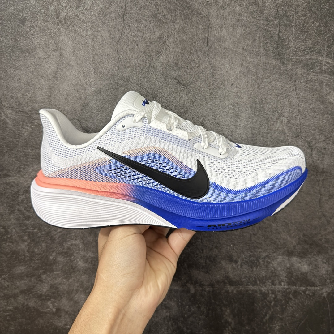 【RS纯原】Nike Air Zoom Pegasus 42 登月42代超级飞马系列马拉松跑步鞋 IB1873-105 平台专供 充正品质 原材料打造 中底搭载前Zoom+全掌React配置 全部原鞋开发打造 所有细节全部同步原版 全新一代拥有 Zoom Air 一如既往的稳定感和流畅感 鞋面采用工程网眼设计 为特定高热区域营造出色透气性 进一步增加鞋面的穿孔数量 让足部能够快速散热 中足搭配 Flywire 飞线 在高速运动时营造舒适稳定的贴合感 内置Zoon气垫加持 动力十足！ 尺码： 36-46-选品中心