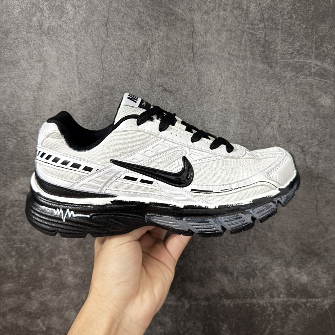 【手绘定制版】Nike V5 RNR 手工绘制恶作剧涂鸦 复古做旧 解构绑带 舒适百搭防滑耐磨 低帮跑步鞋 此款为人工手绘定制图案 原版基于Nike RNR 修改款 加以创意定制 完美品质做工 个性十足 原厂原档案数据开发 原盒包装 舒适有型适合日常穿着 该鞋款延续千禧年经典设计搭载泡绵中底厚实而轻盈 匠心细节巧搭立体耐克勾标志焕新演绎复古跑鞋 货号：FQ6873-101 尺码：36-45带半码-选品中心